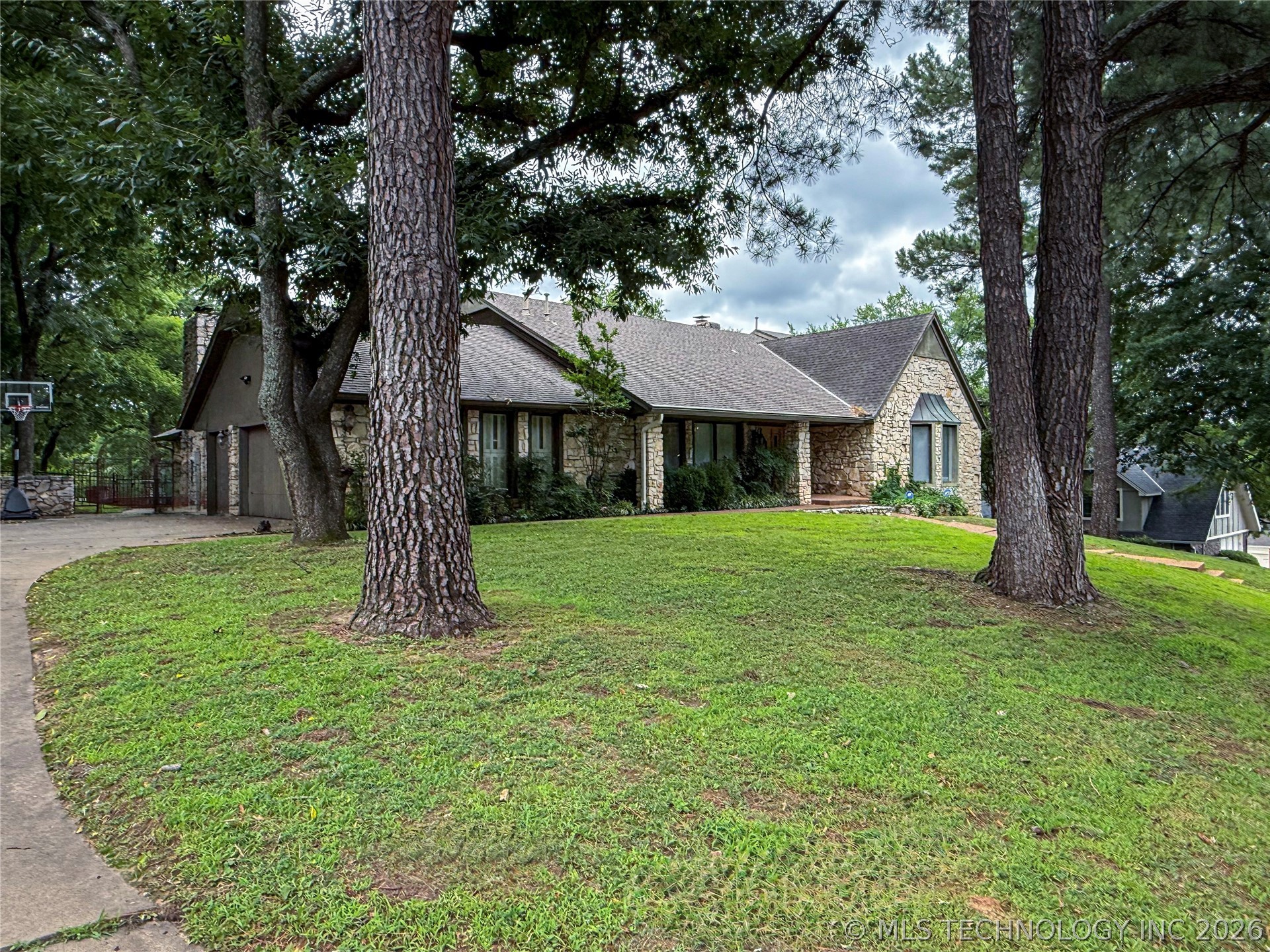 9823 S Knoxville Avenue Property Photo 6