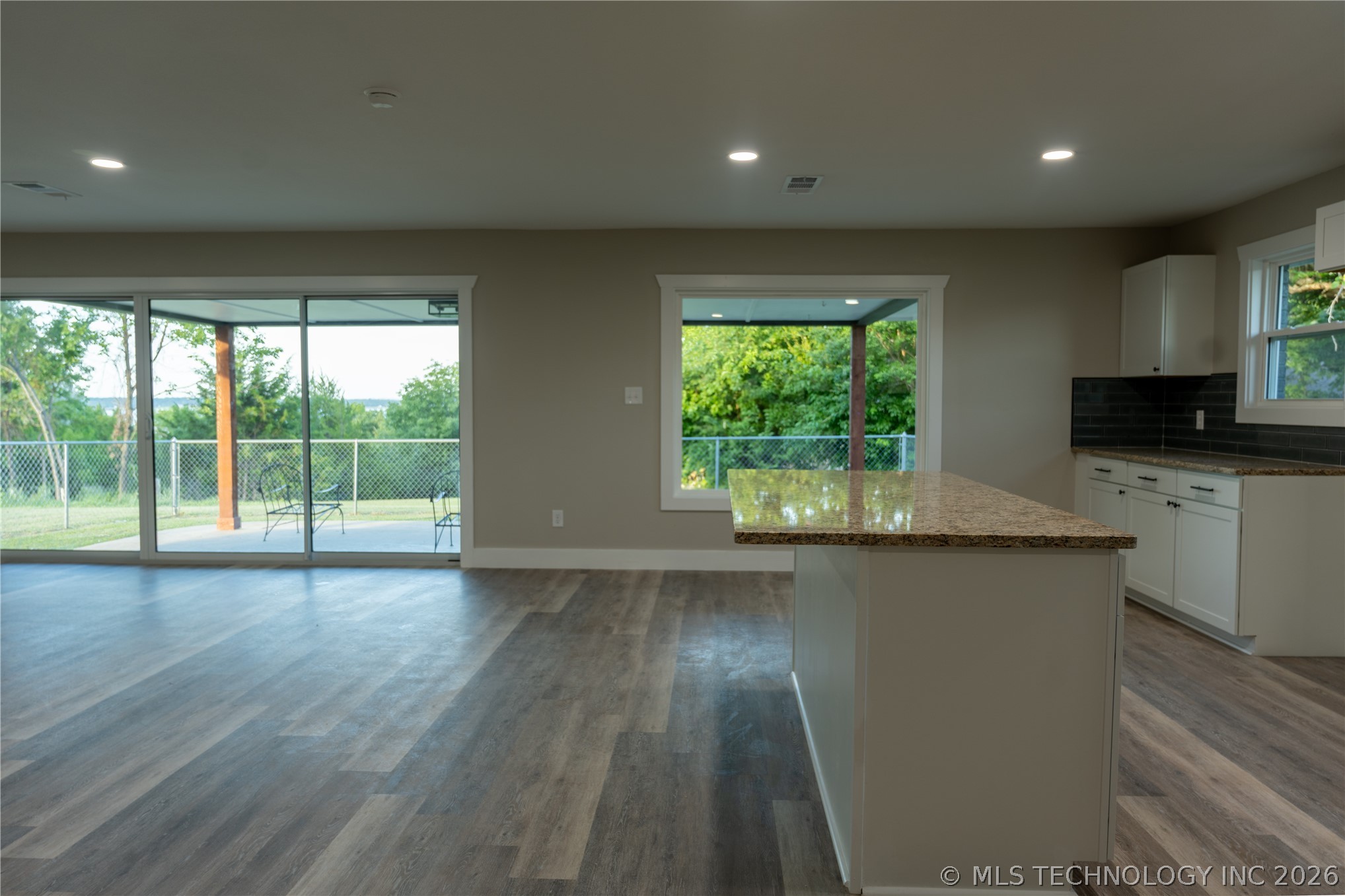 6976 Lakeside Circle Property Photo 7