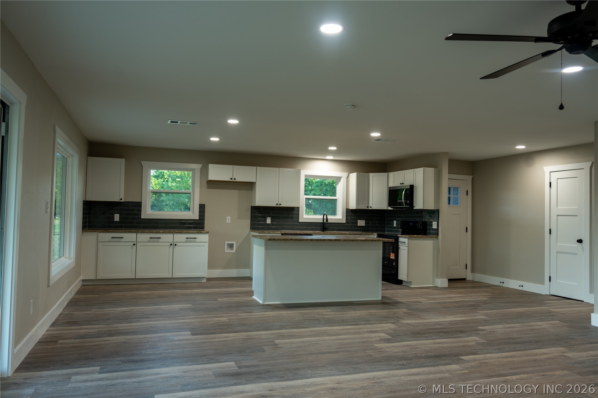 6976 Lakeside Circle Property Photo 8