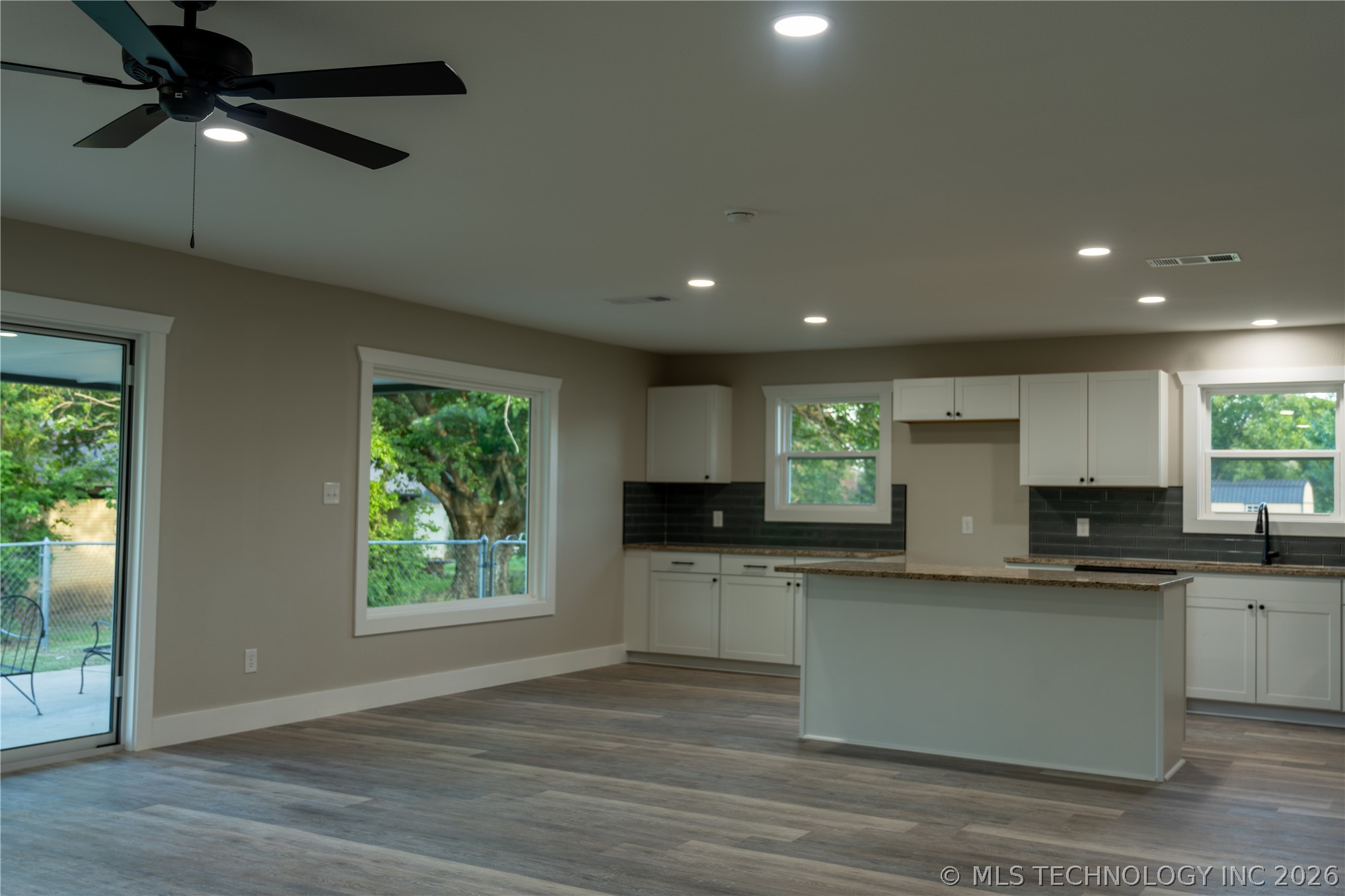 6976 Lakeside Circle Property Photo 9