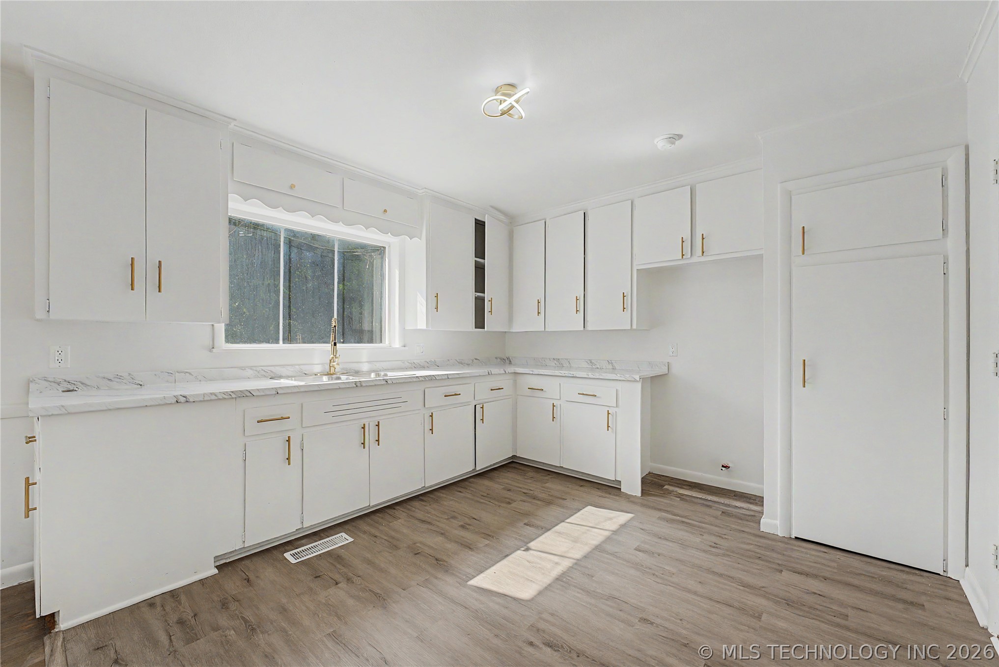 528 S 106th East Avenue Property Photo 16