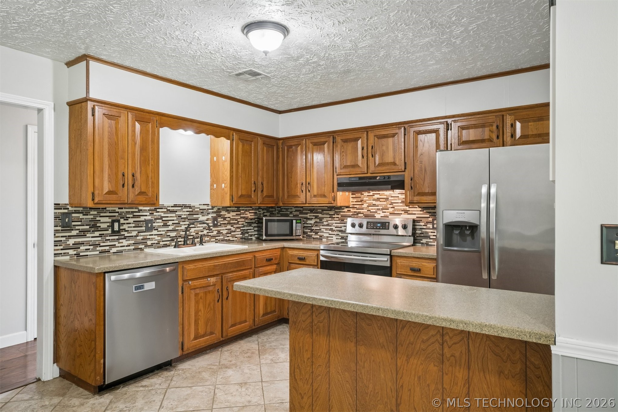 1504 Heather Court Property Photo 4