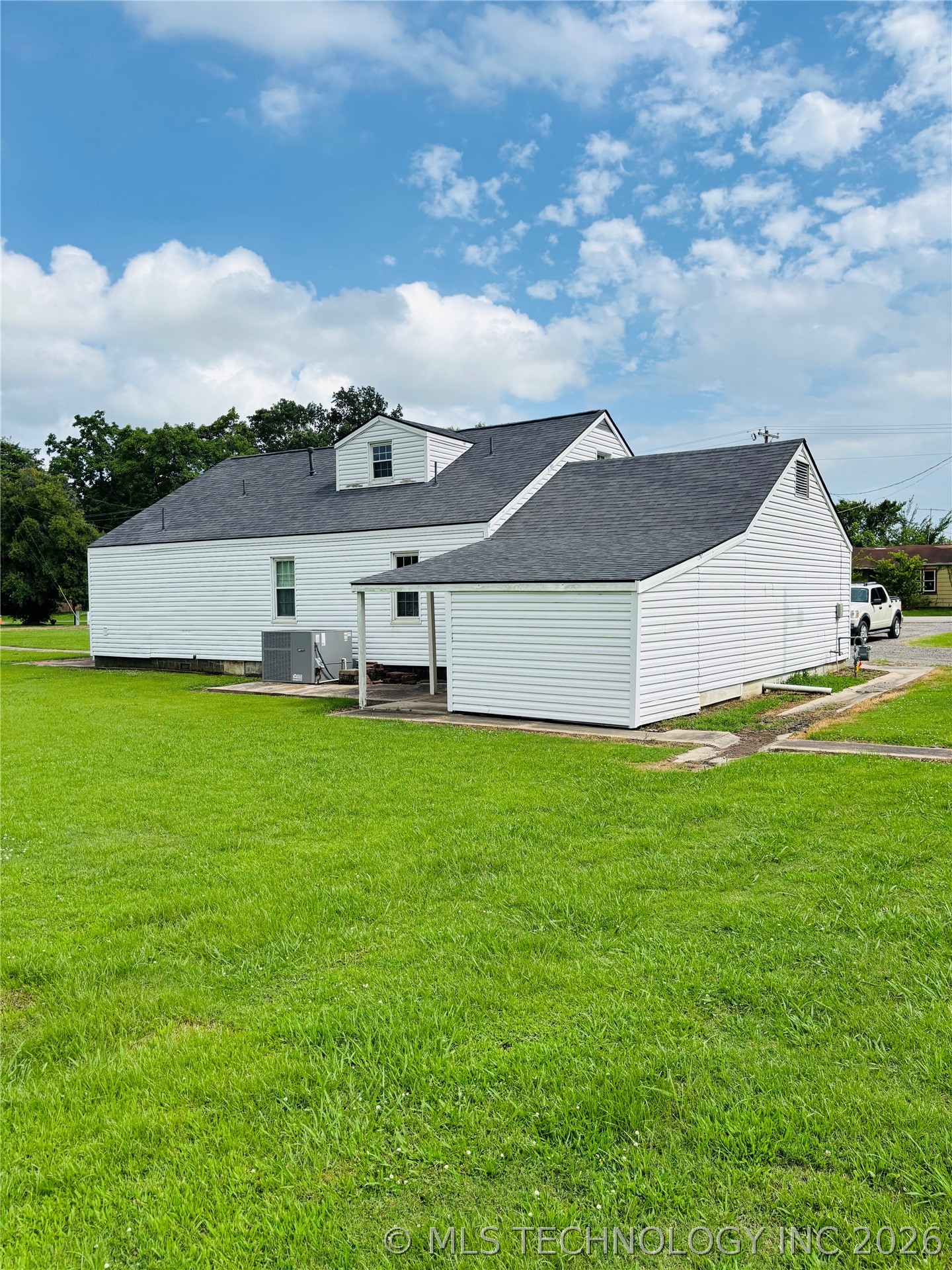 325 College Road Property Photo 5