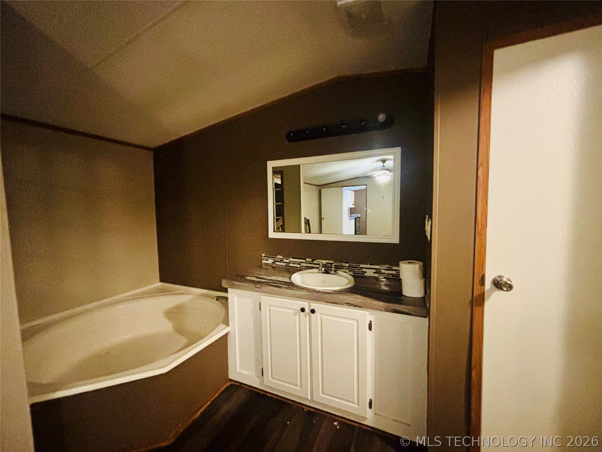 114331 S 4203 Property Photo 14
