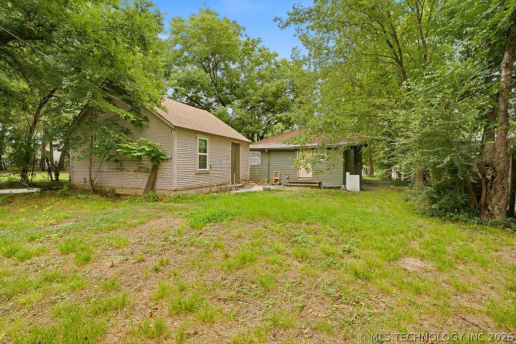 512 E 16th Property Photo 23