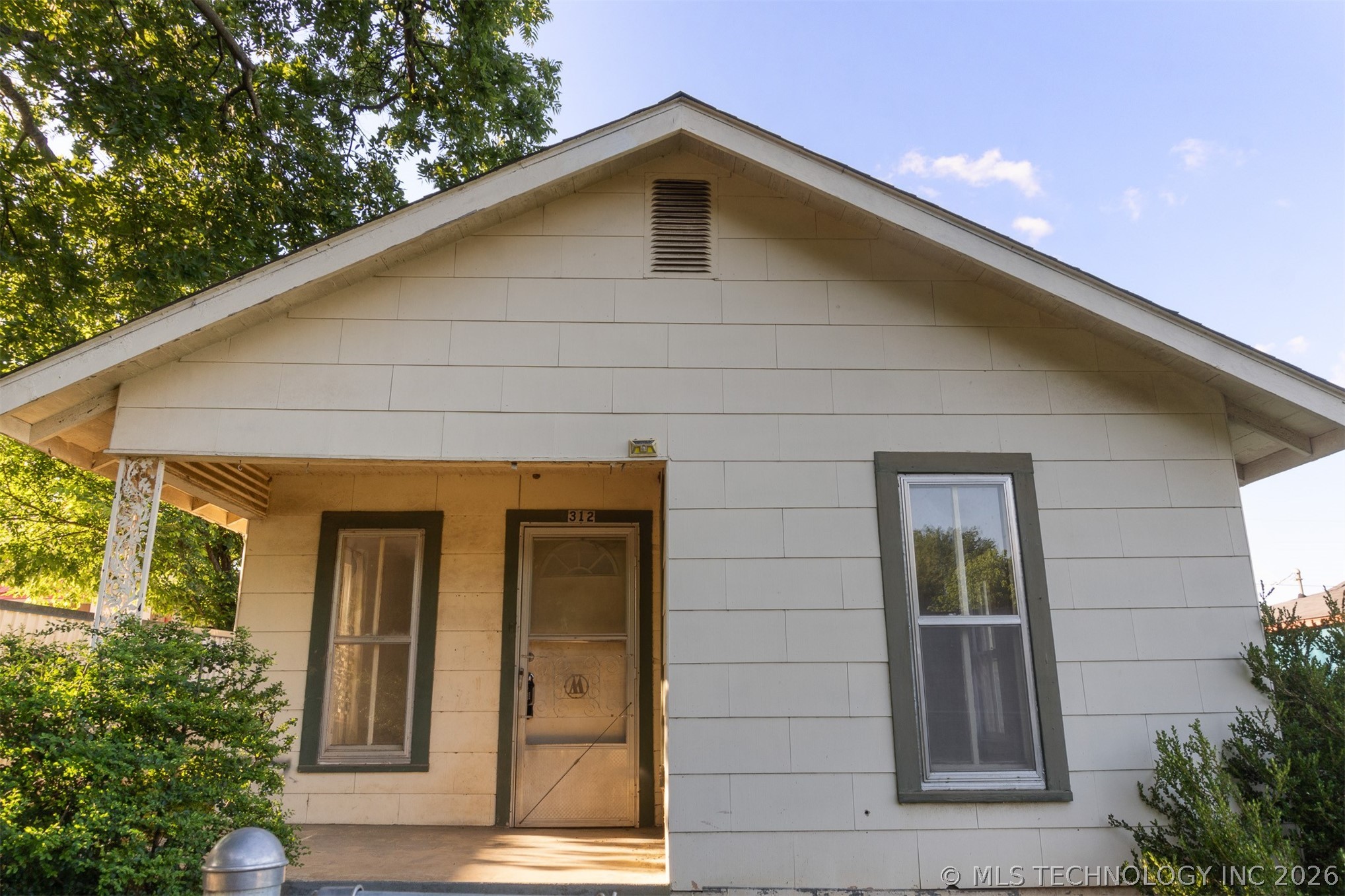 312 E Florida Street Property Photo 6