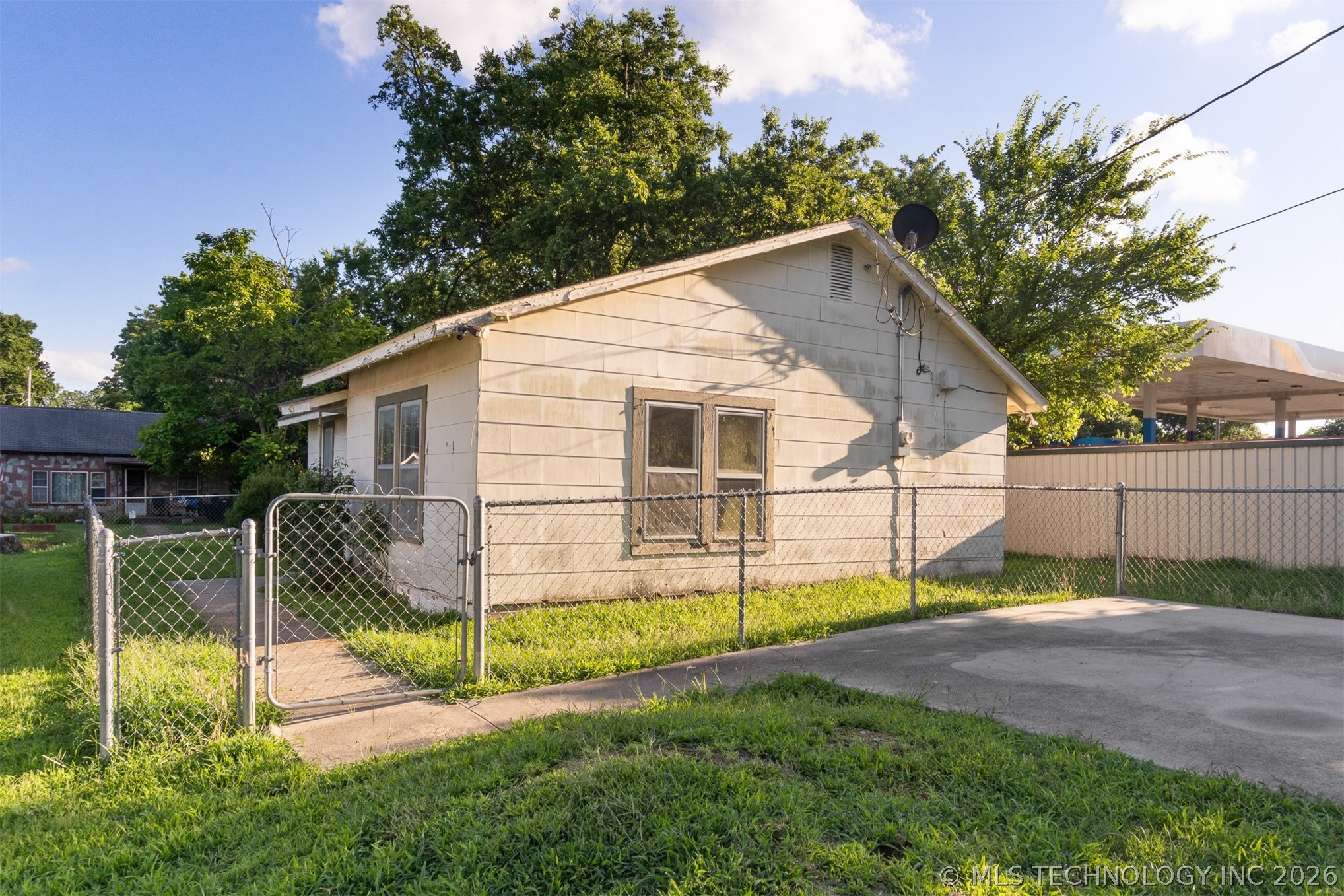 312 E Florida Street Property Photo 17