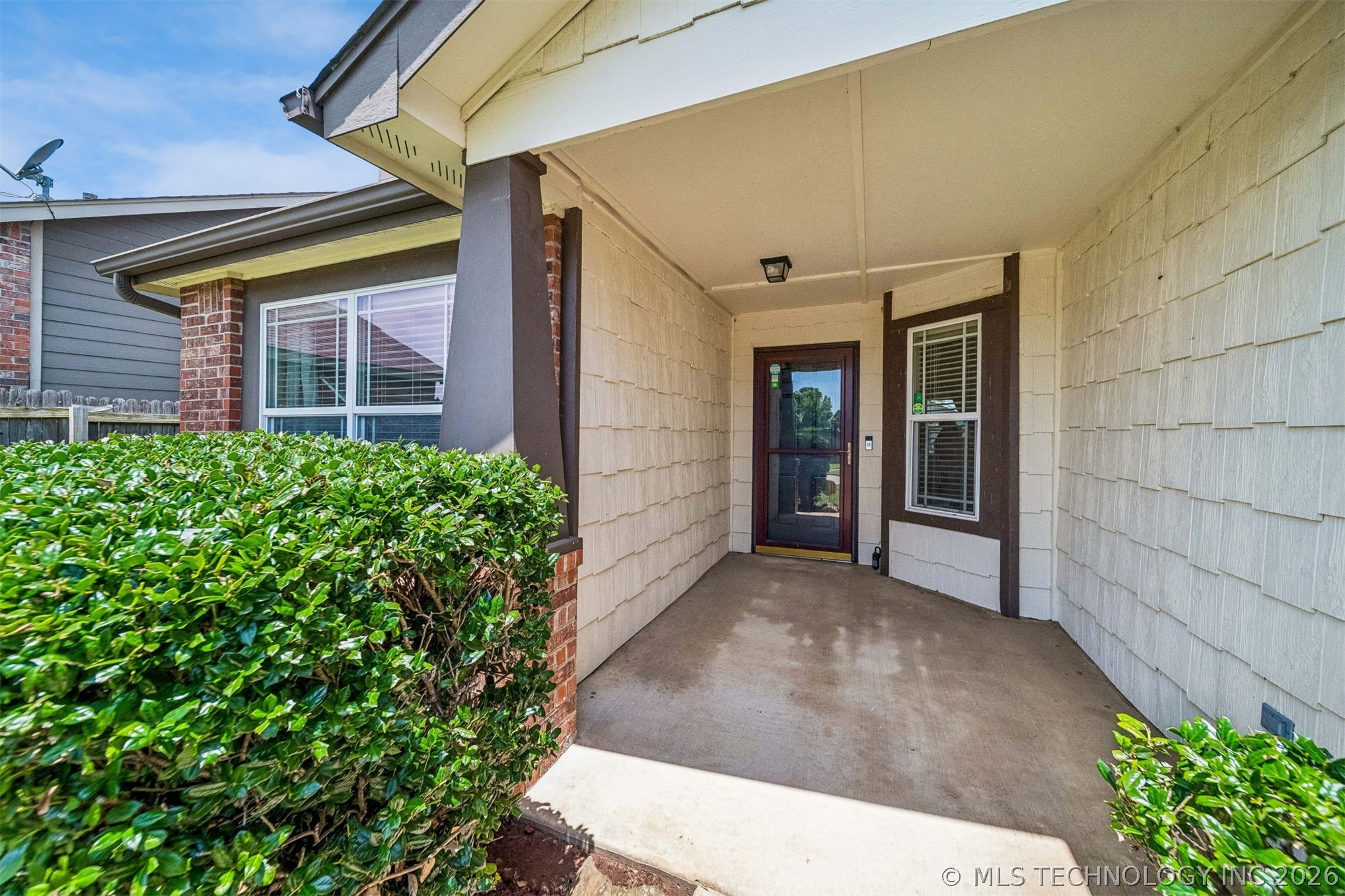 2212 E Elmira Street Property Photo 5