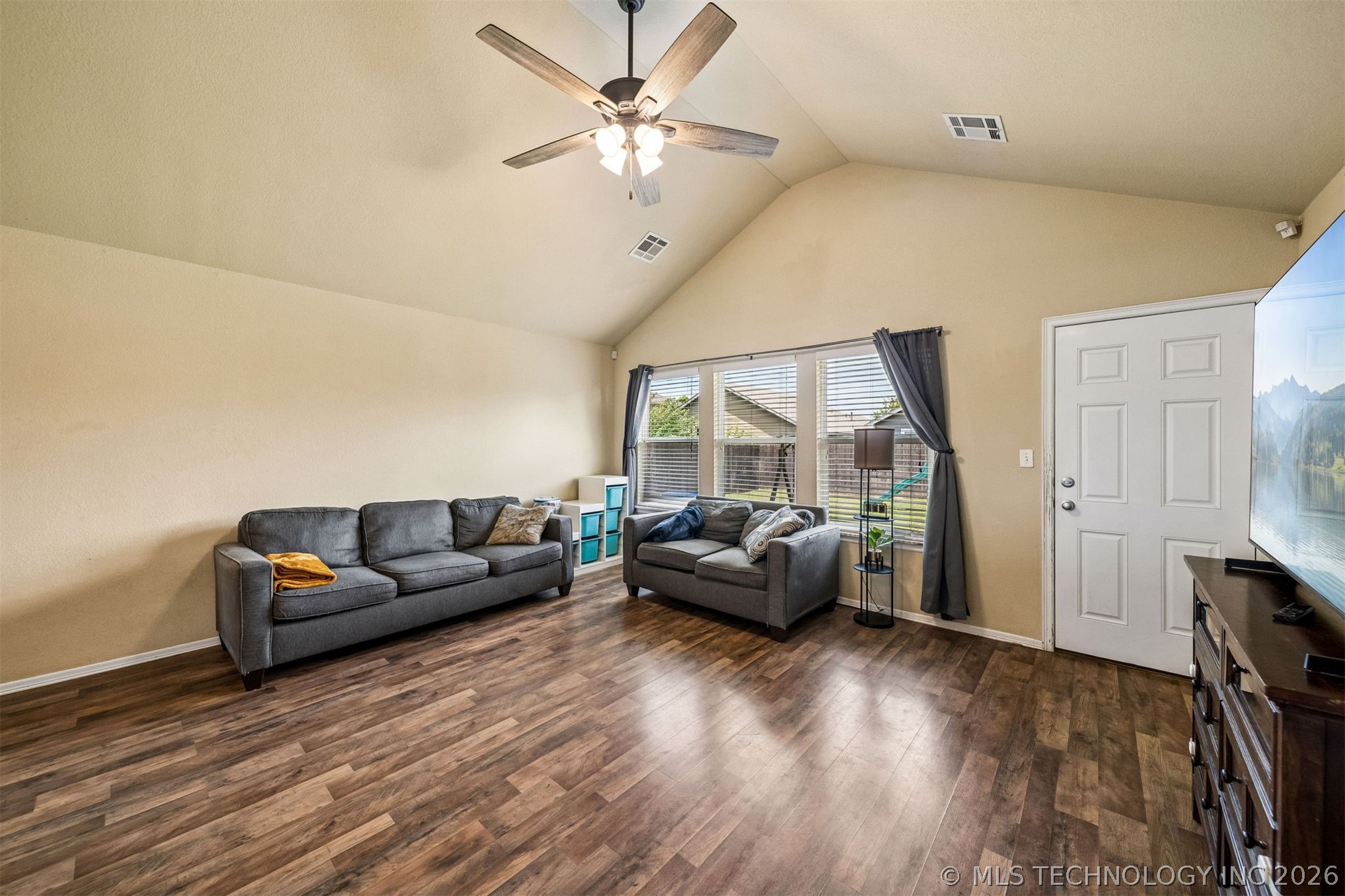 2212 E Elmira Street Property Photo 6