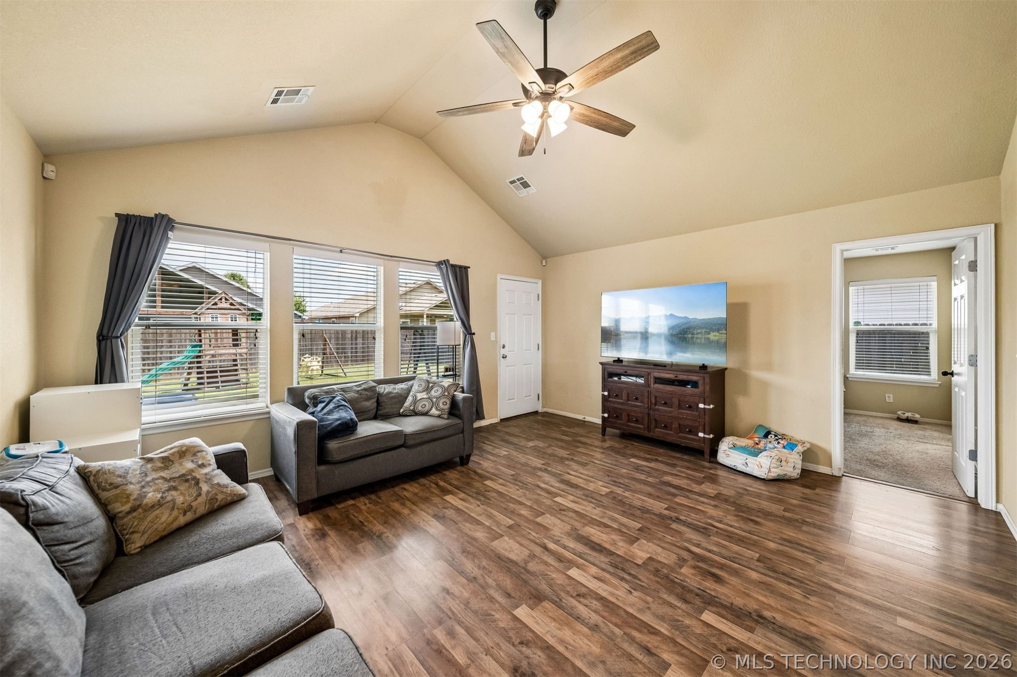 2212 E Elmira Street Property Photo 7
