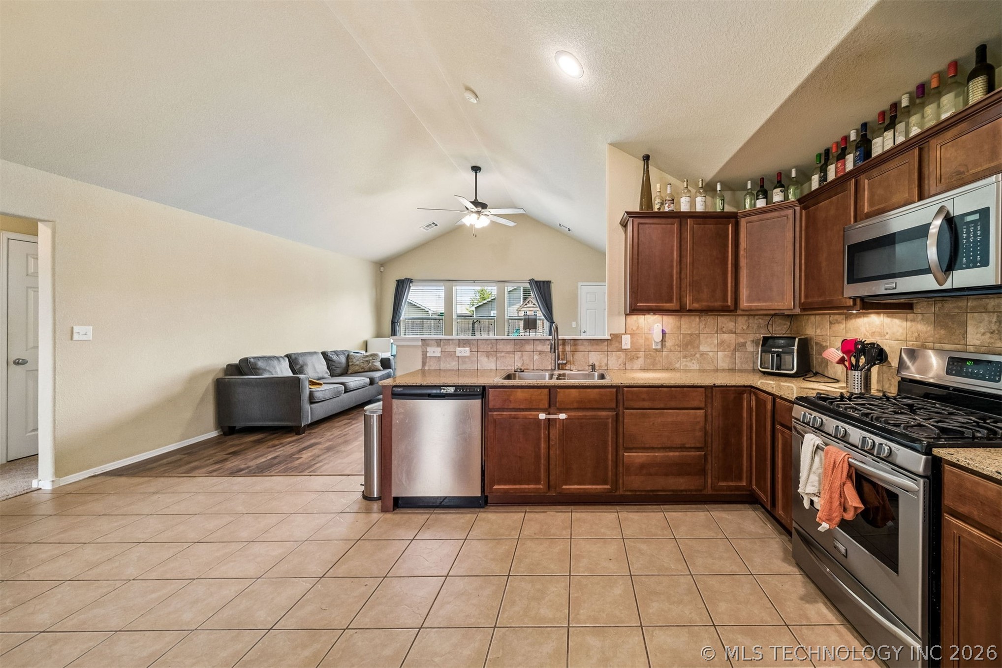2212 E Elmira Street Property Photo 9