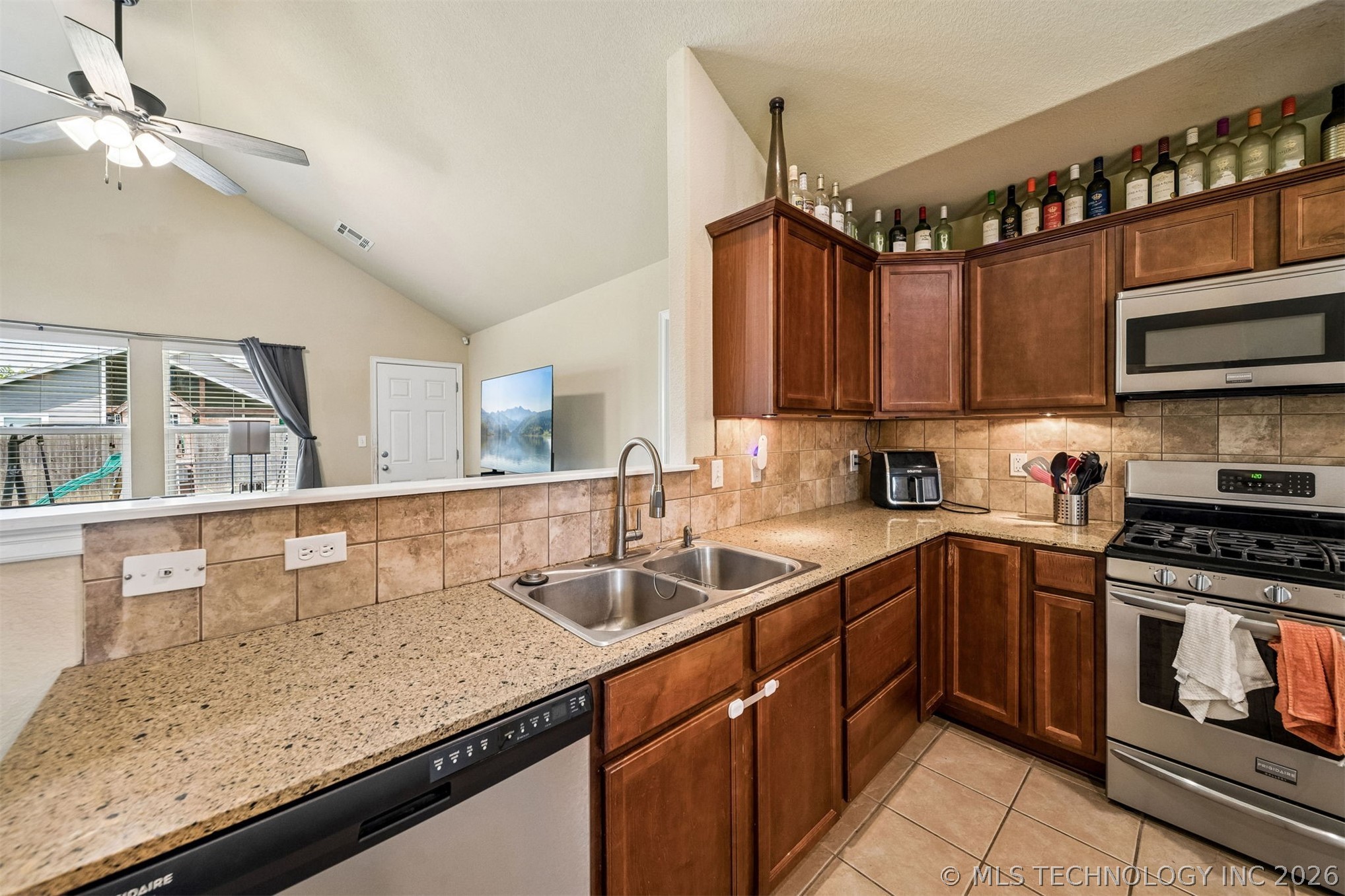 2212 E Elmira Street Property Photo 10