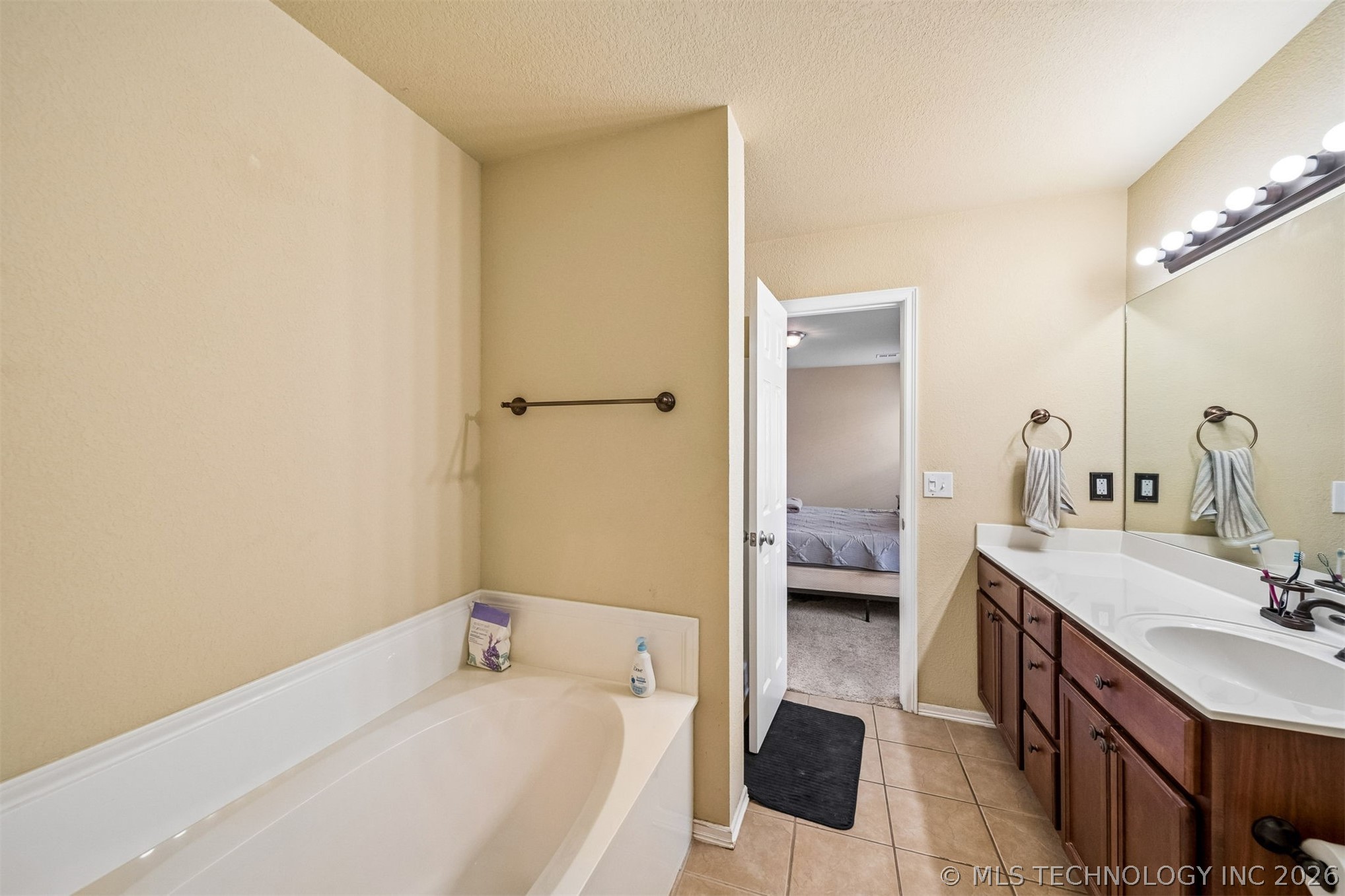 2212 E Elmira Street Property Photo 19