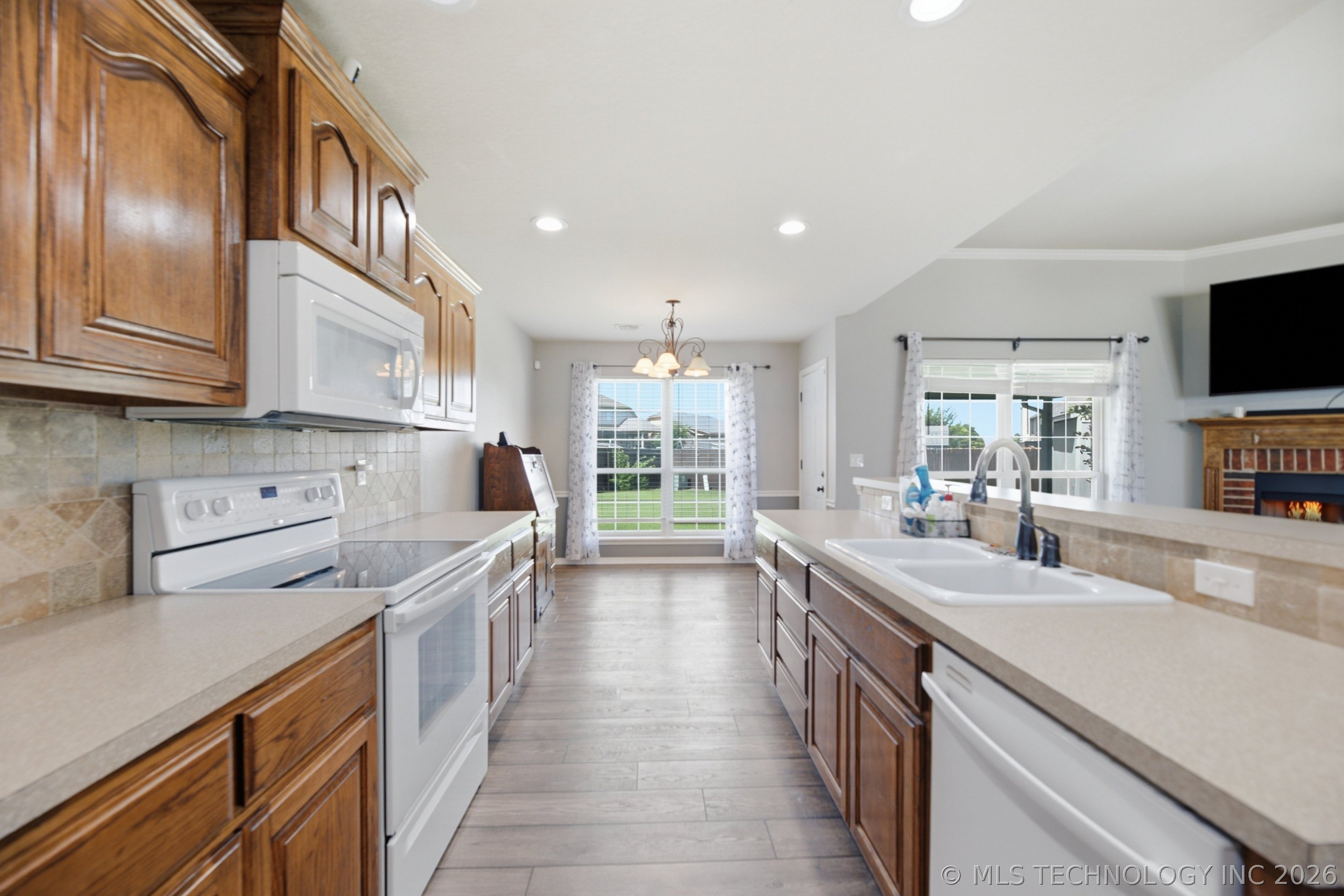 20516 E 31st Place Property Photo 6