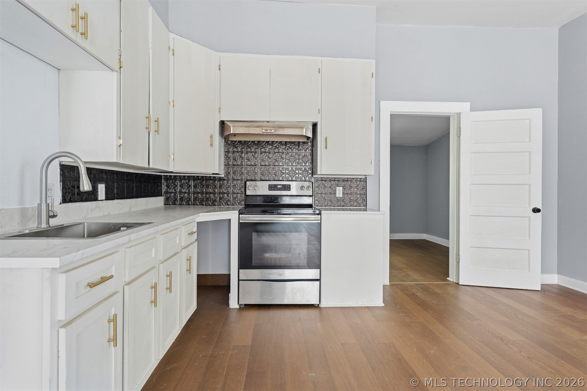 302 S 10 Property Photo 8
