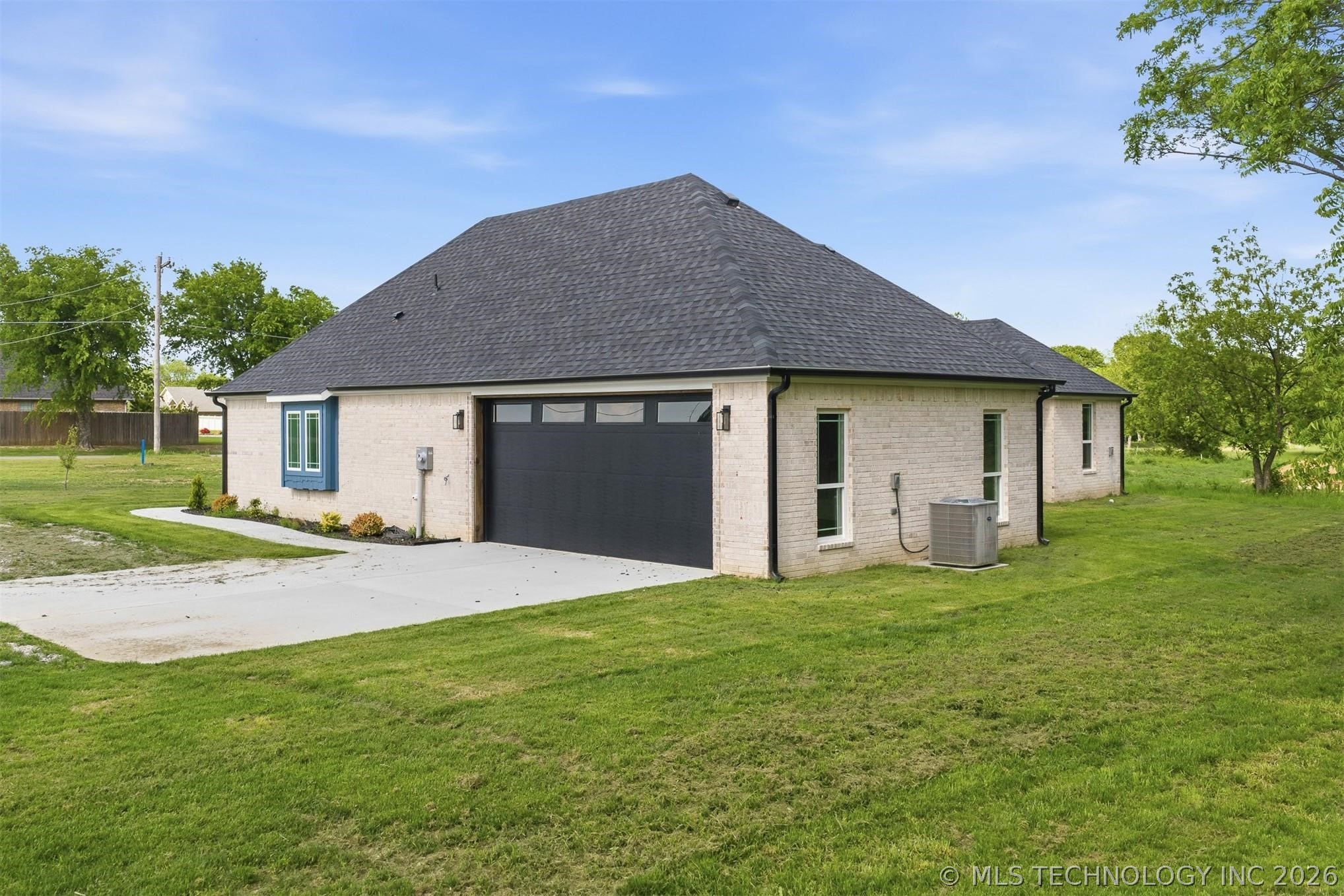 225 Gateway Property Photo 5