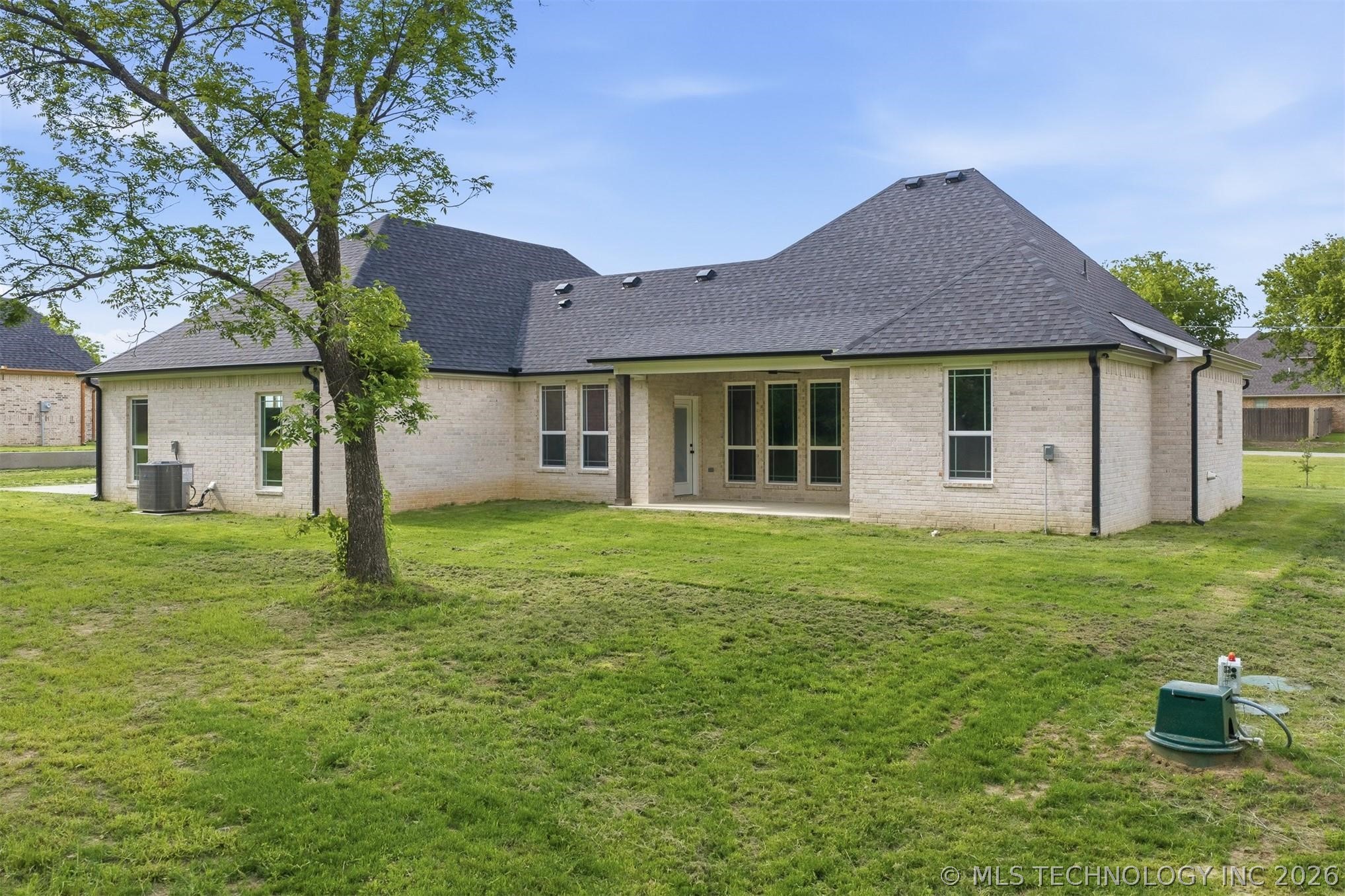 225 Gateway Property Photo 6