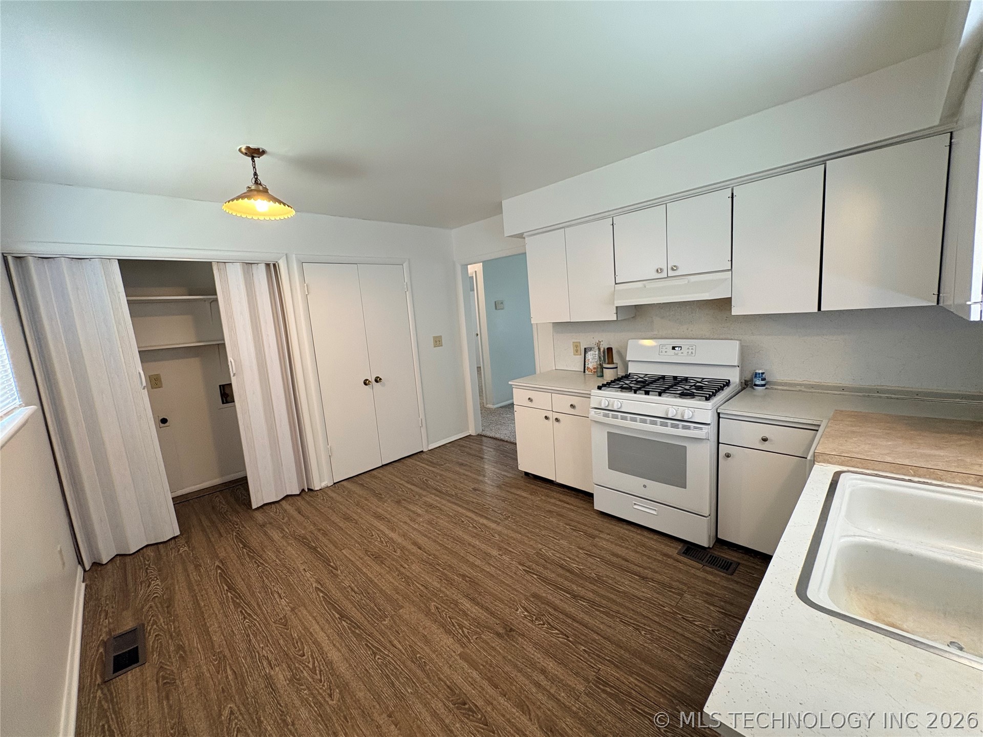 1925 E 51st Place Property Photo 4