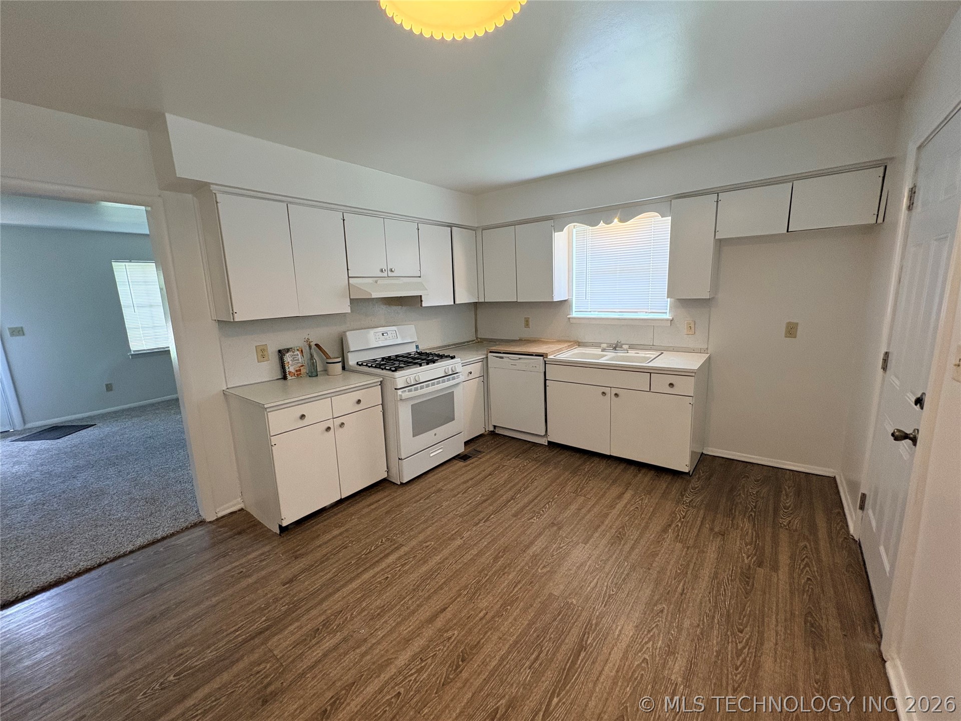 1925 E 51st Place Property Photo 5