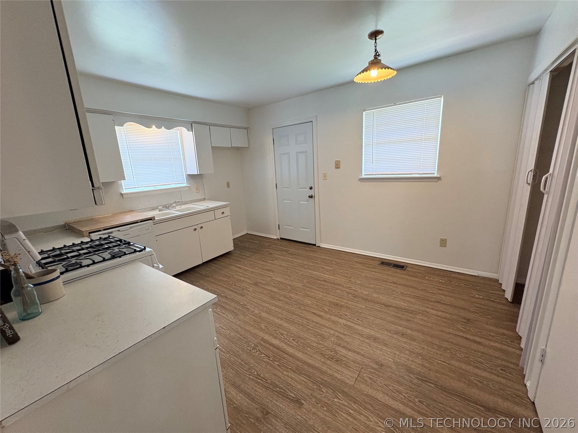1925 E 51st Place Property Photo 6