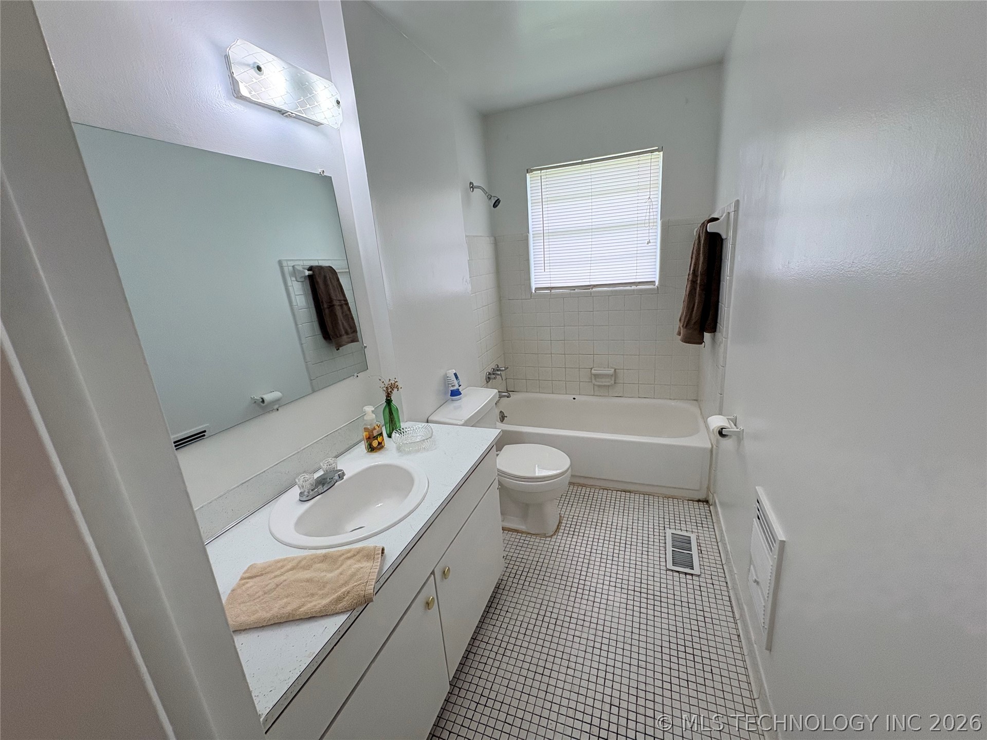 1925 E 51st Place Property Photo 8
