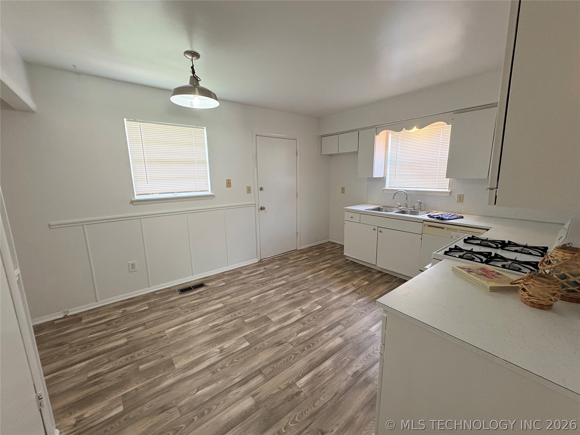 1925 E 51st Place Property Photo 12