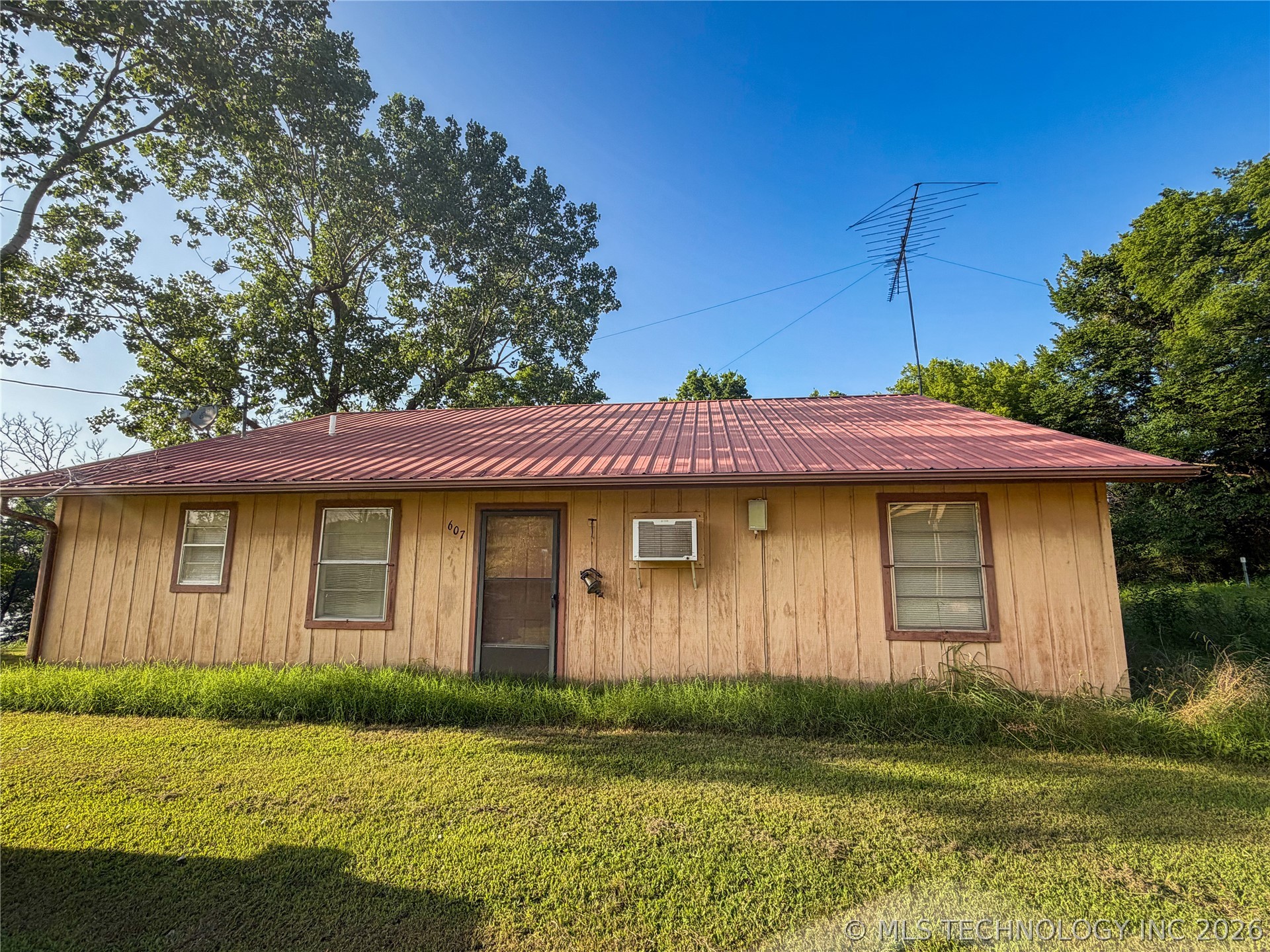607 Ne Bluff Property Photo 1