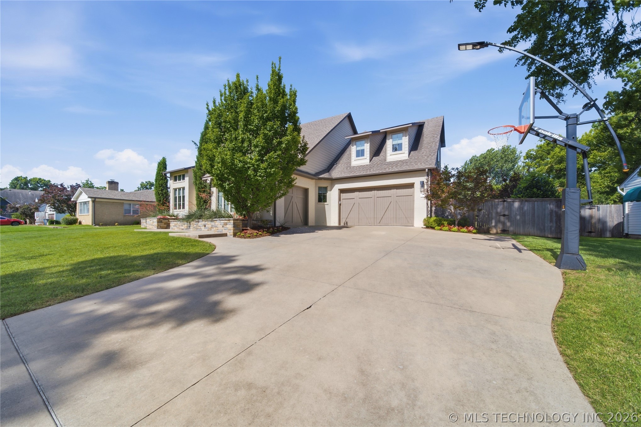 2526 S College Avenue Property Photo 3