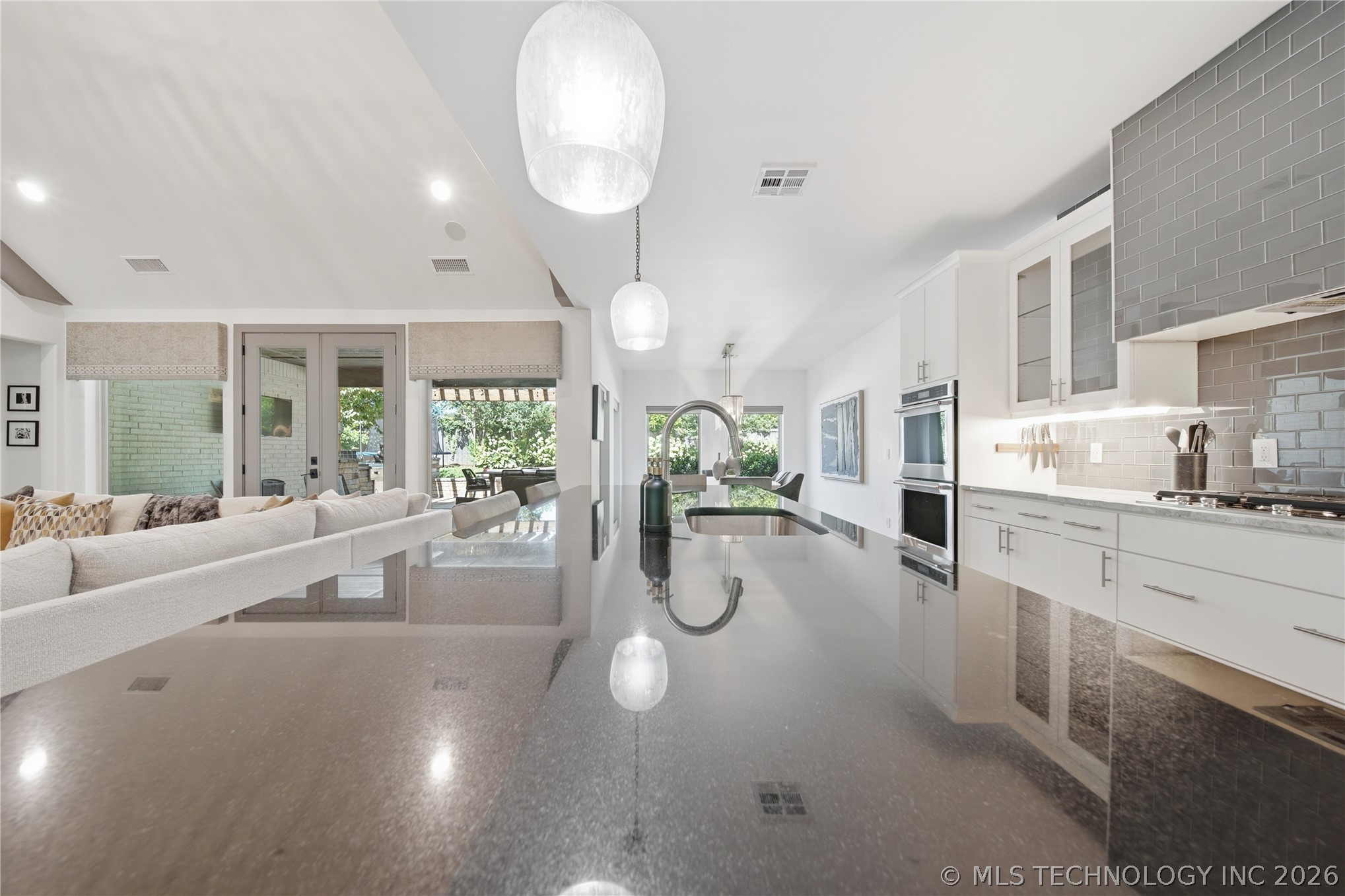 2526 S College Avenue Property Photo 15