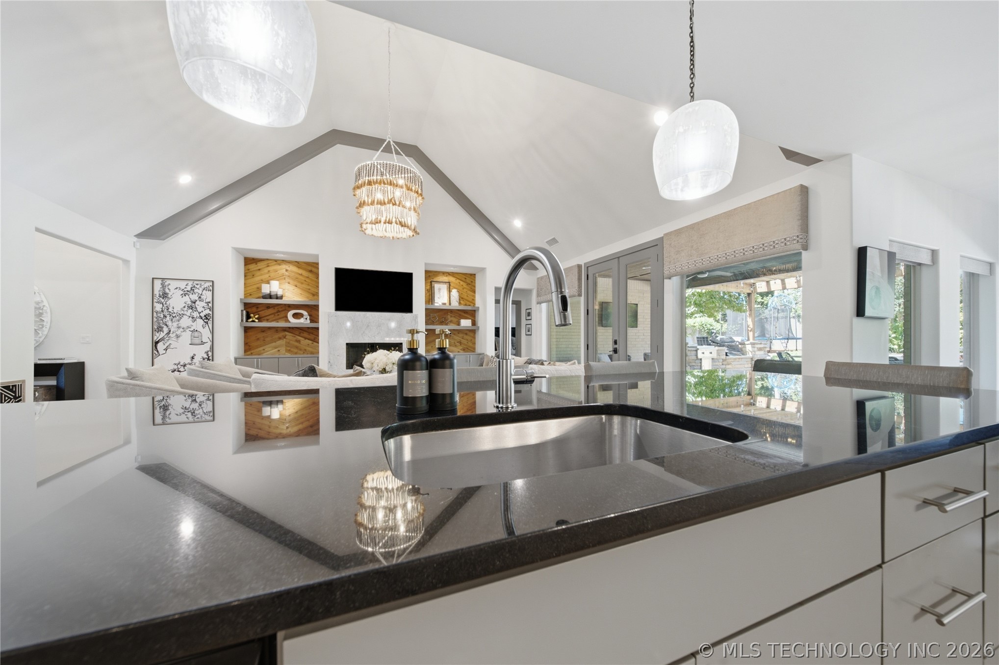 2526 S College Avenue Property Photo 17