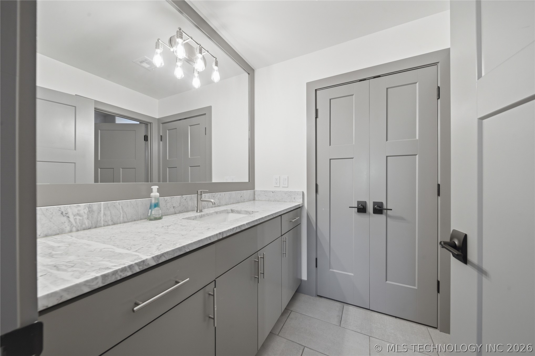 2526 S College Avenue Property Photo 40