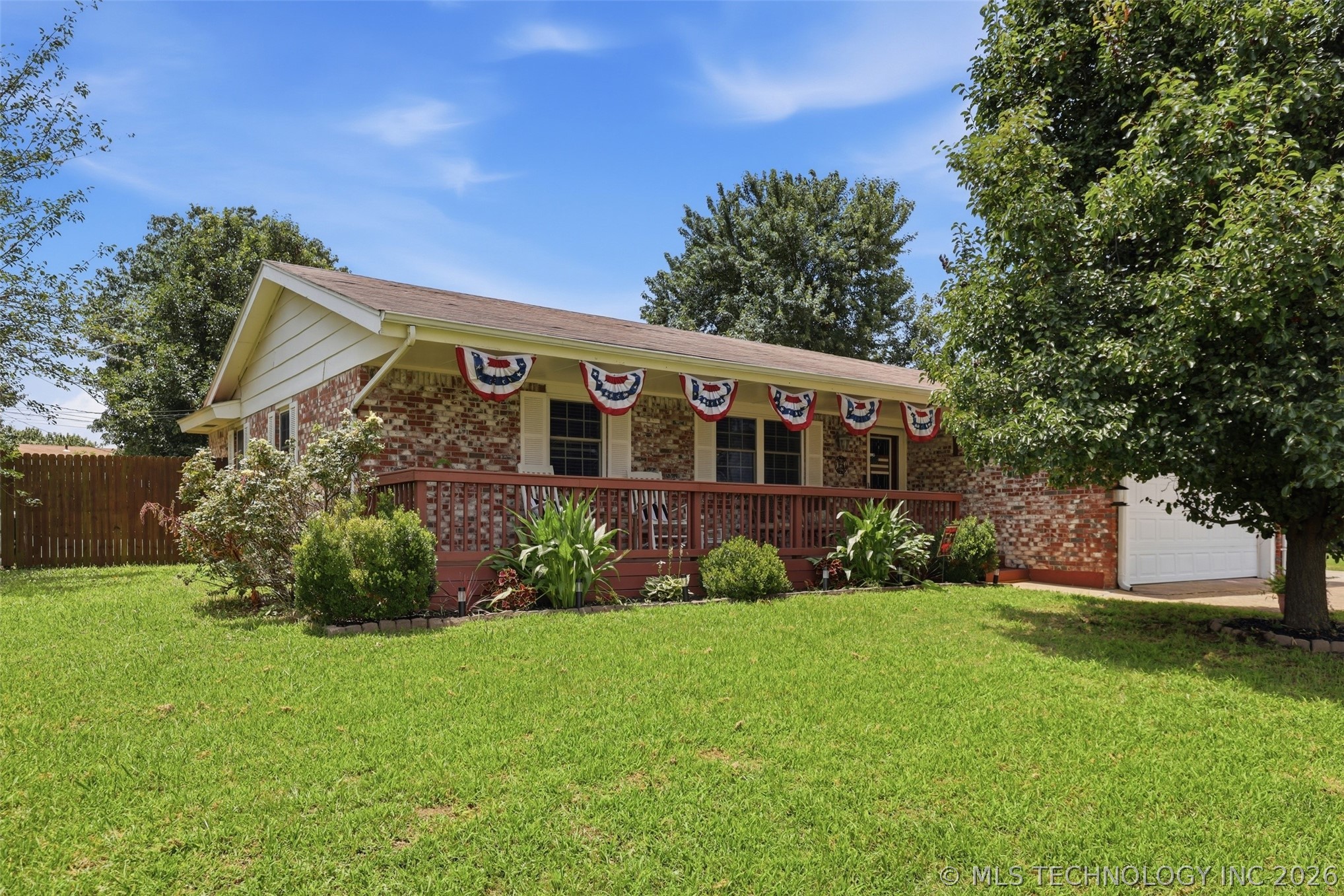 122 Sooner Drive N Property Photo 1
