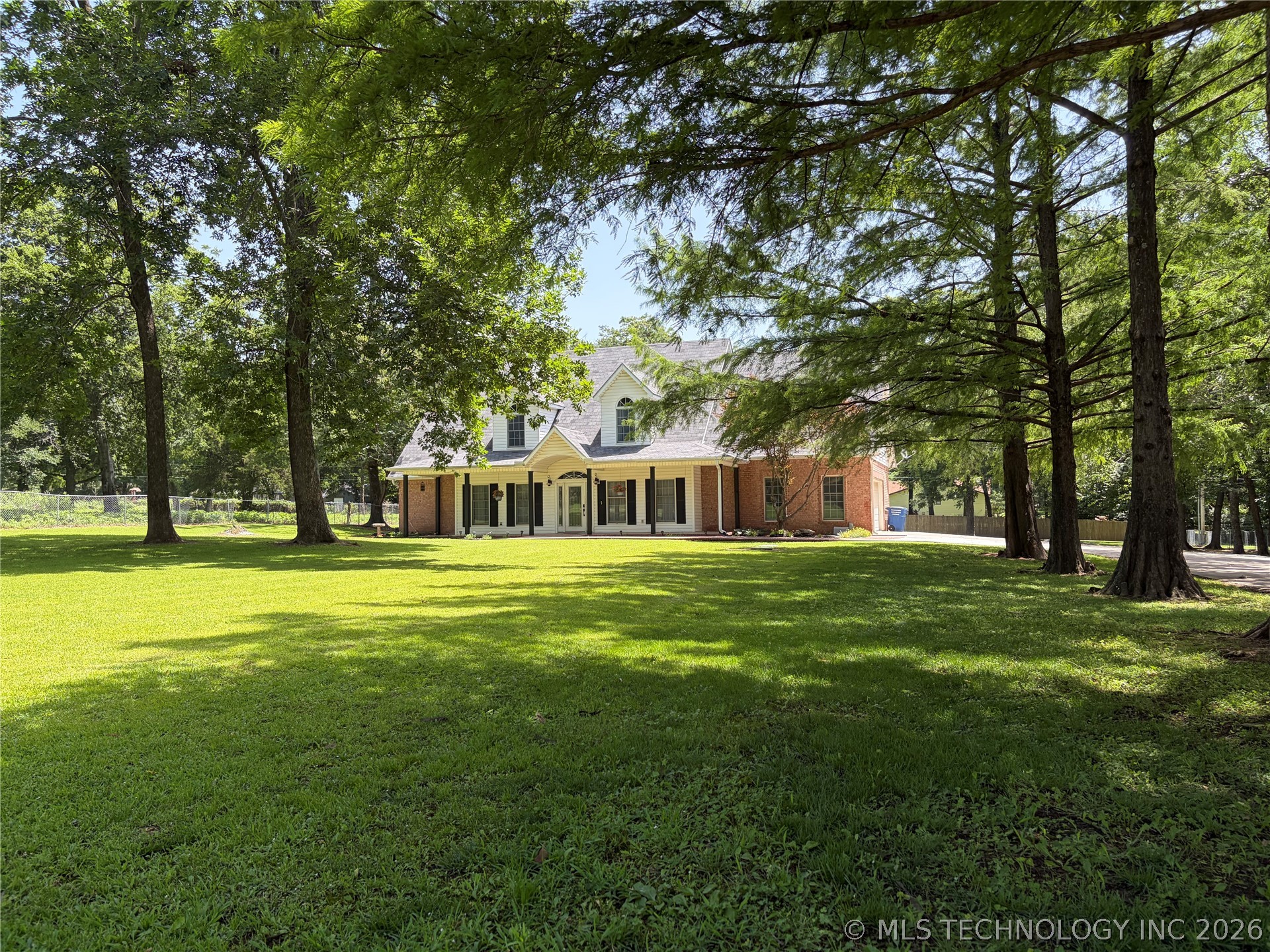 1304 N Iroquois Avenue Property Photo 2