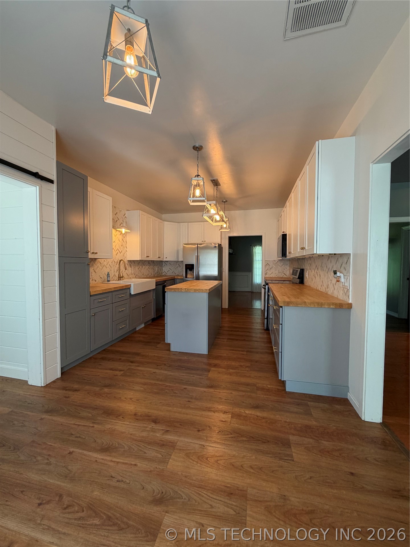 1304 N Iroquois Avenue Property Photo 4