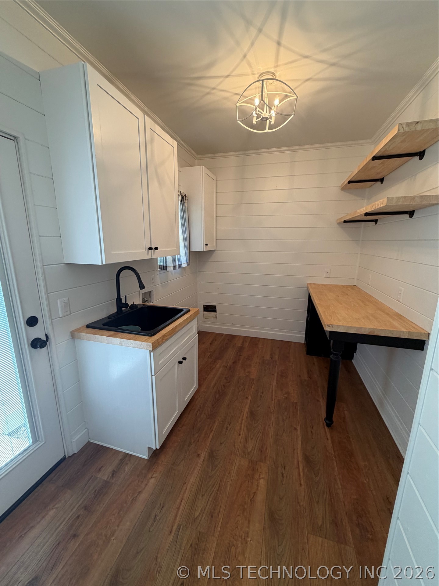1304 N Iroquois Avenue Property Photo 6