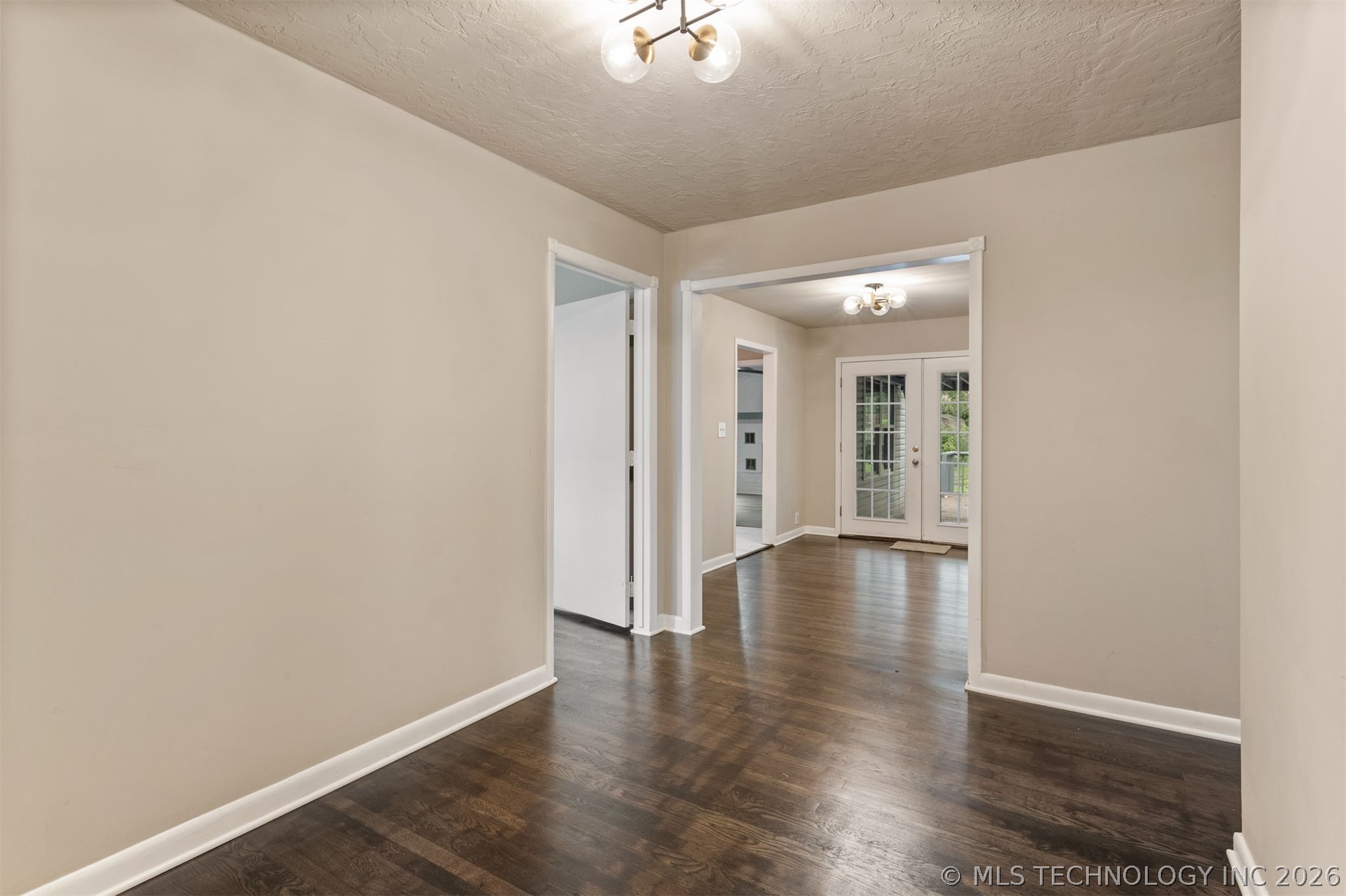 726 N Florence Avenue Property Photo 6