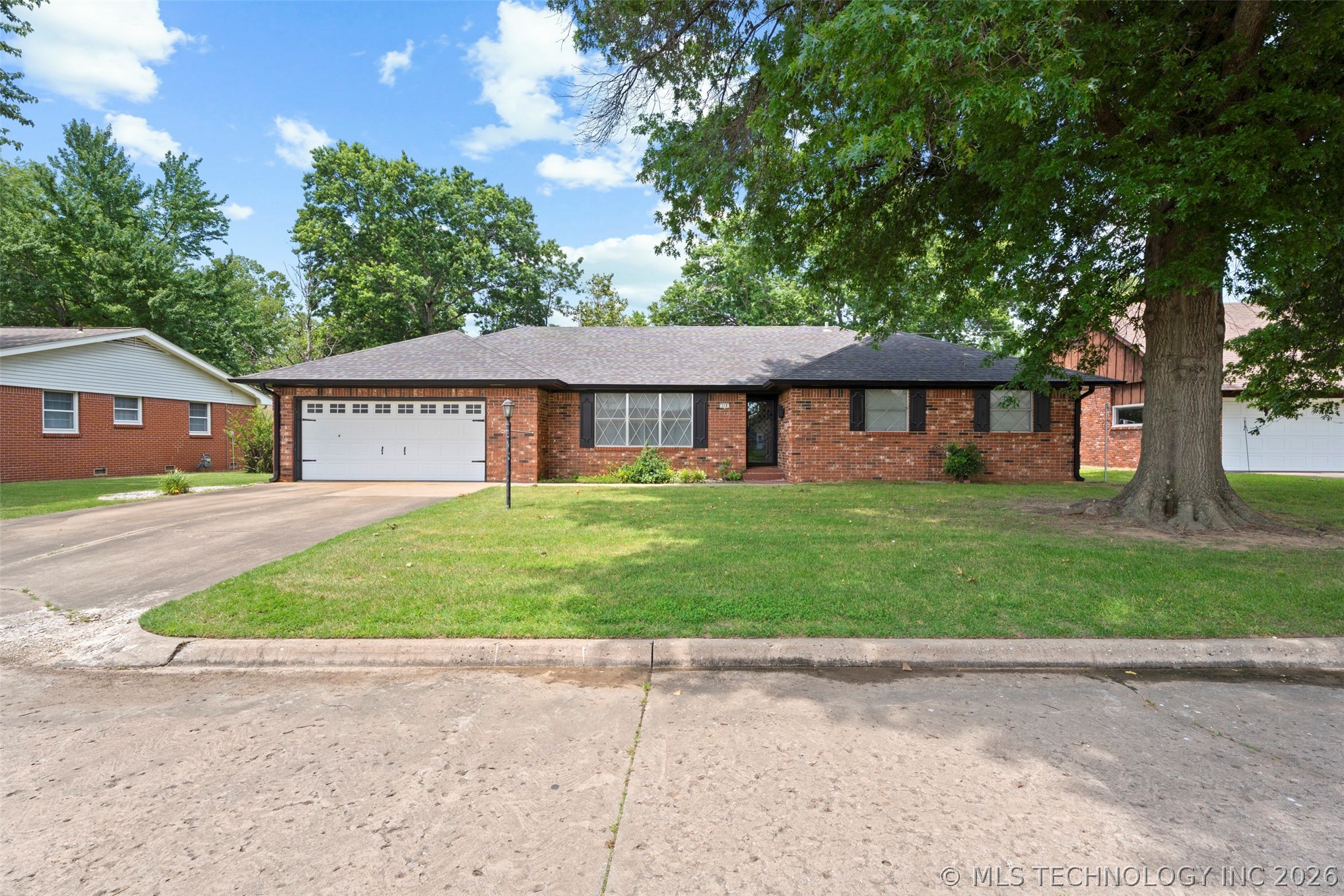 318 Sunset Drive Property Photo 2