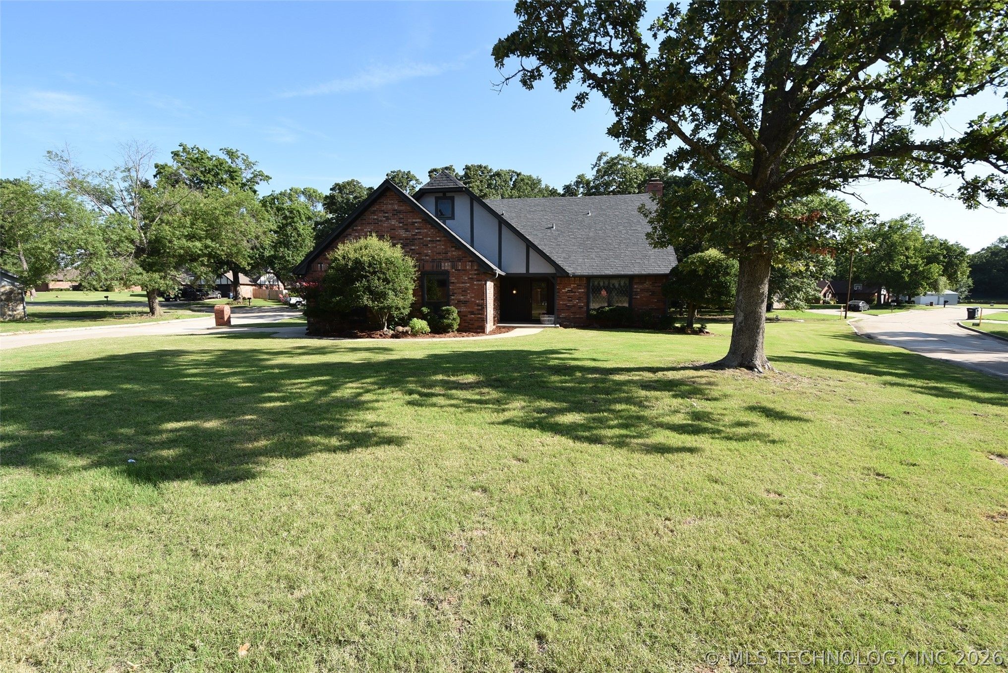 2430 Northwood Drive Property Photo 2