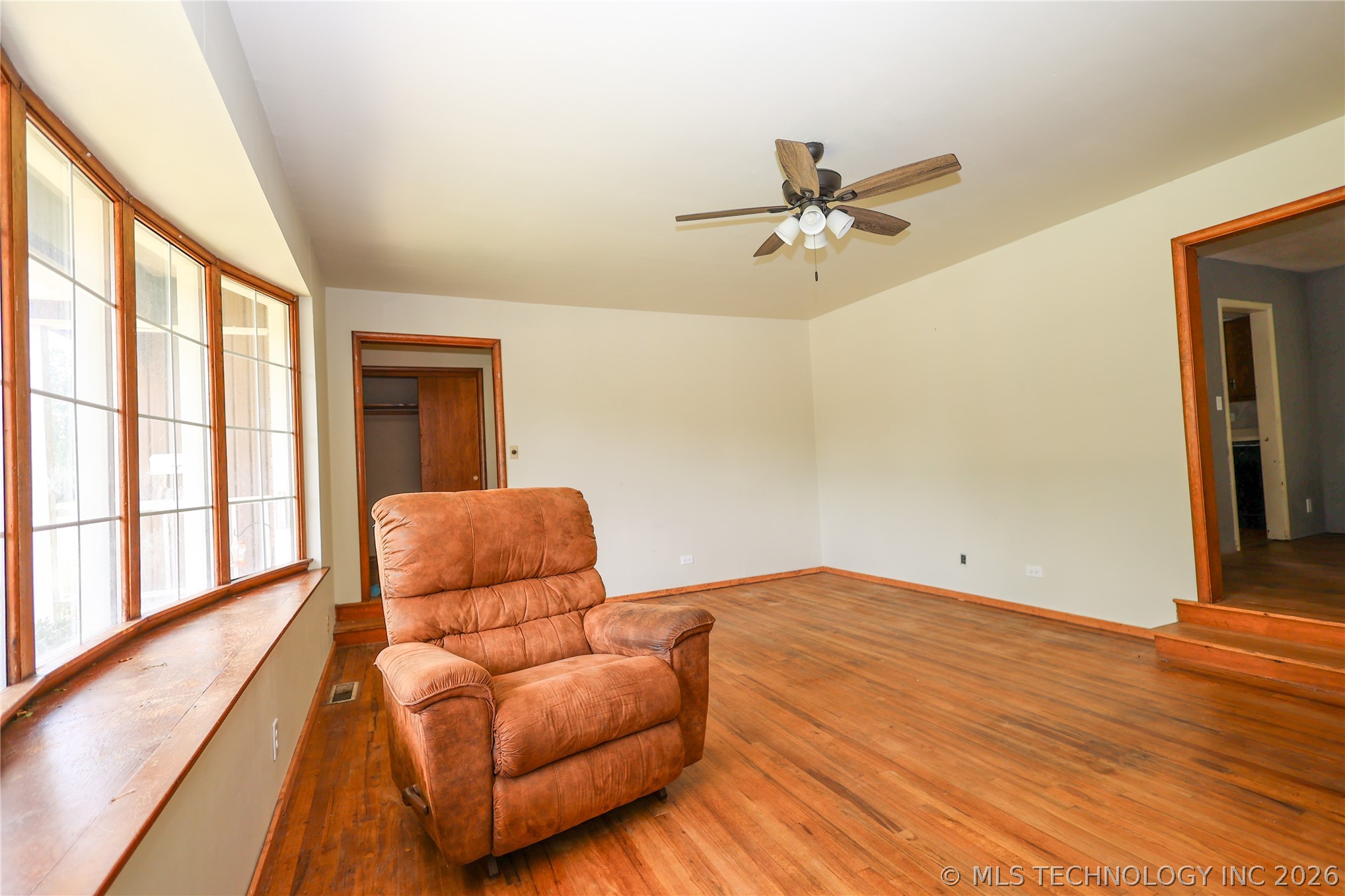 502 W 17th Property Photo 4
