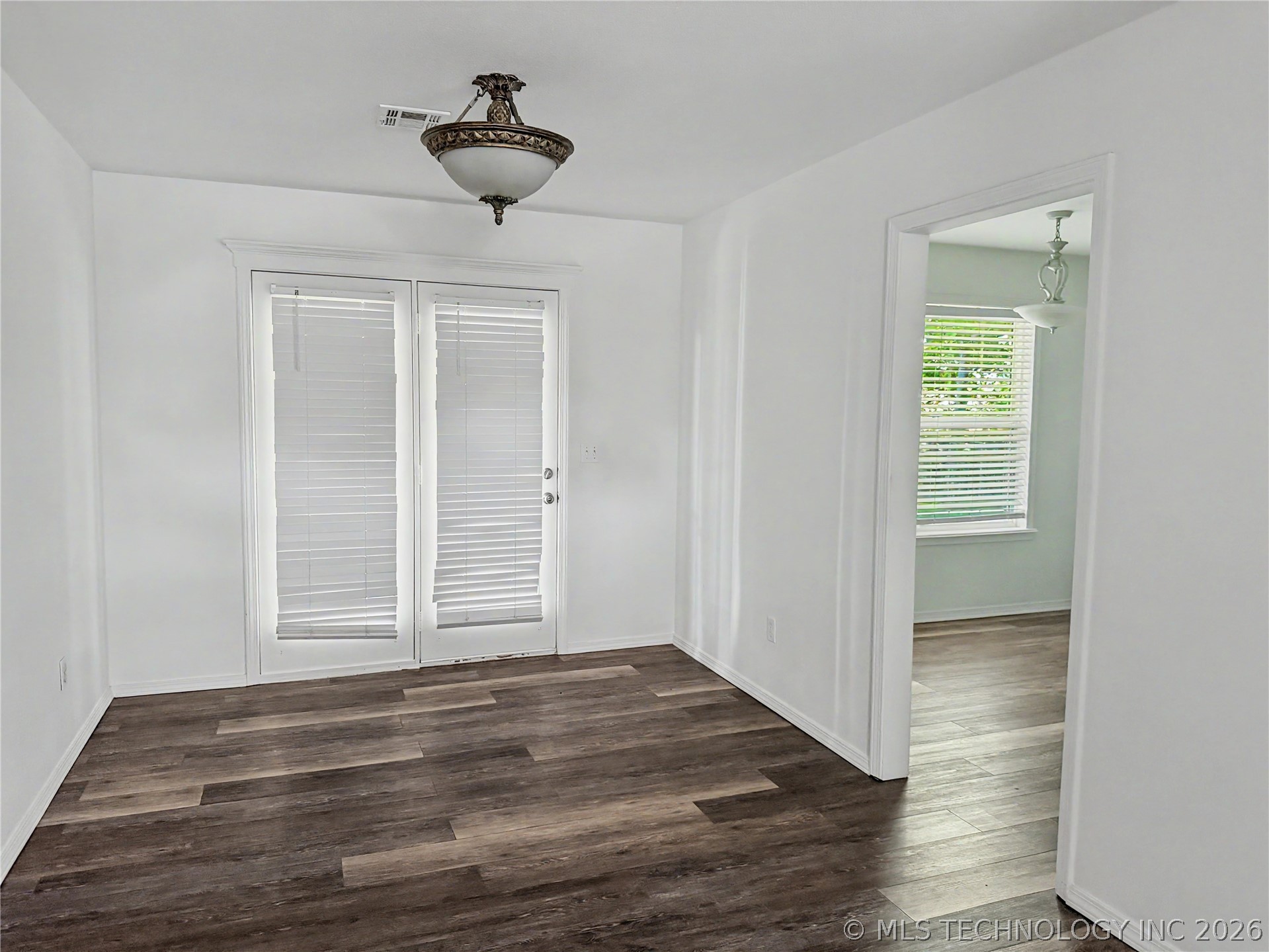 1211 W 1st Street Property Photo 9