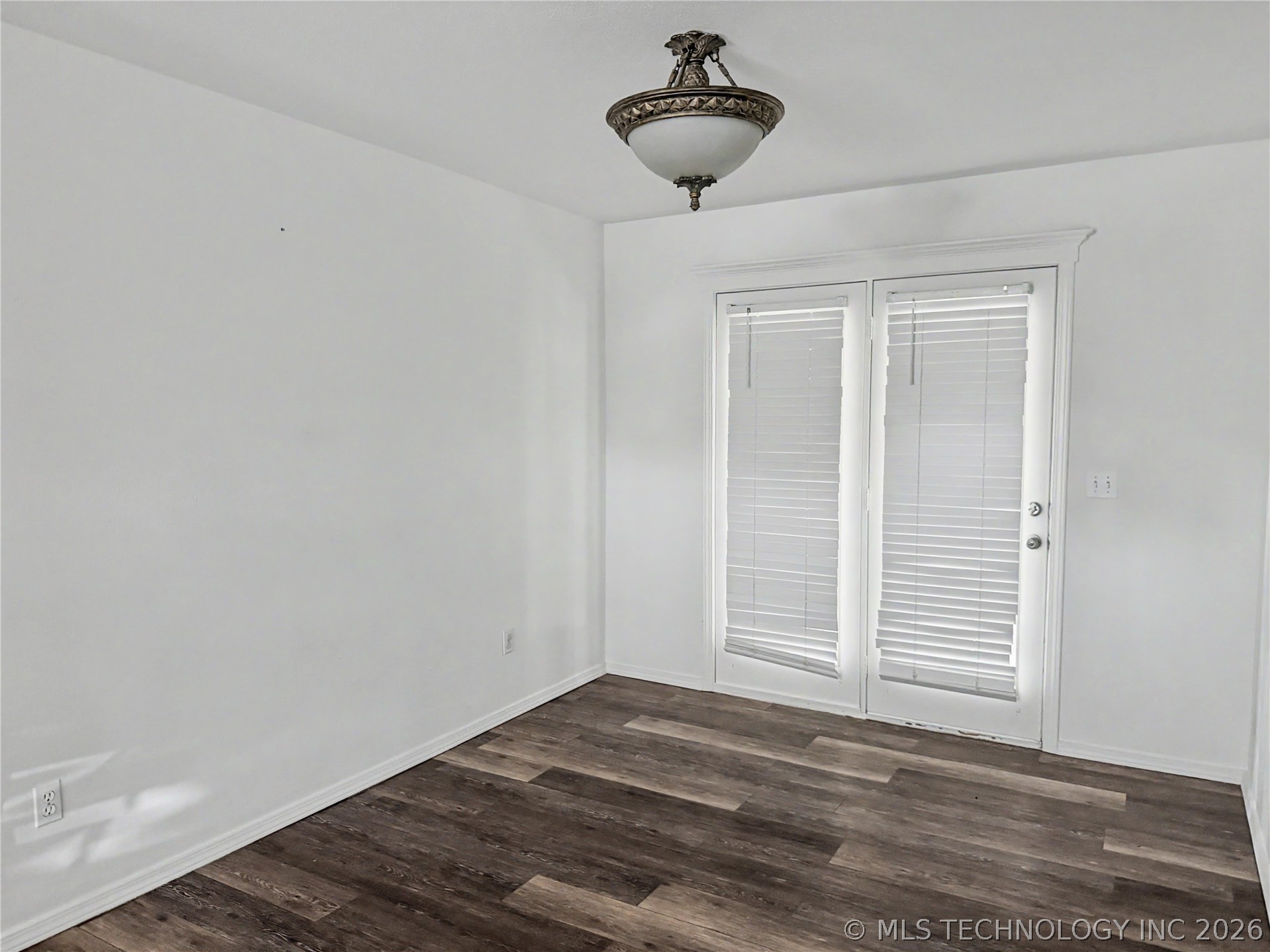 1211 W 1st Street Property Photo 10