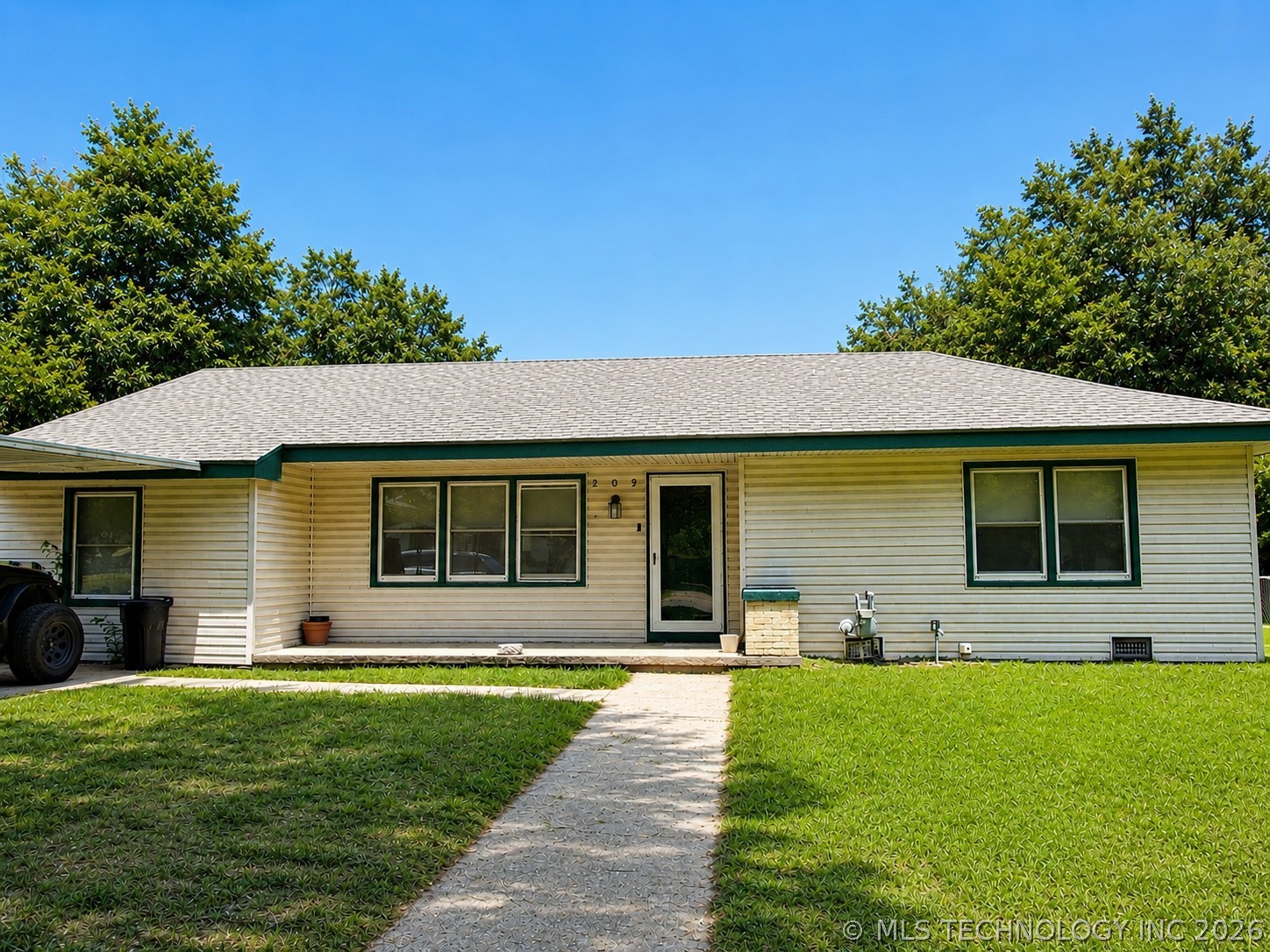 203 Ne C Property Photo 1