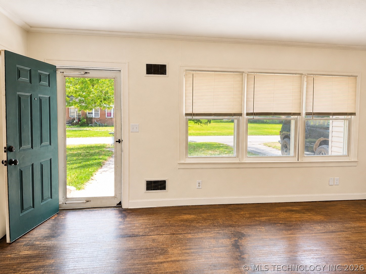 203 Ne C Property Photo 2