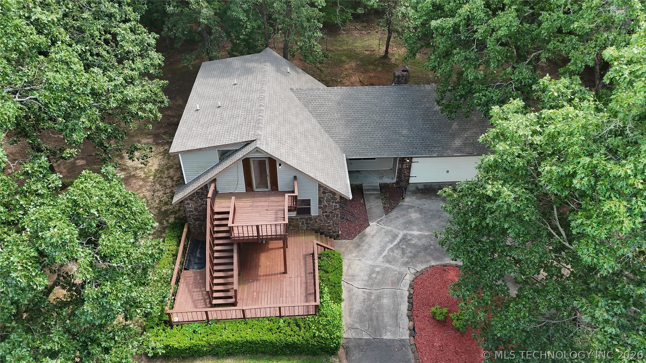 17589 Wedgewood Drive Property Photo 2
