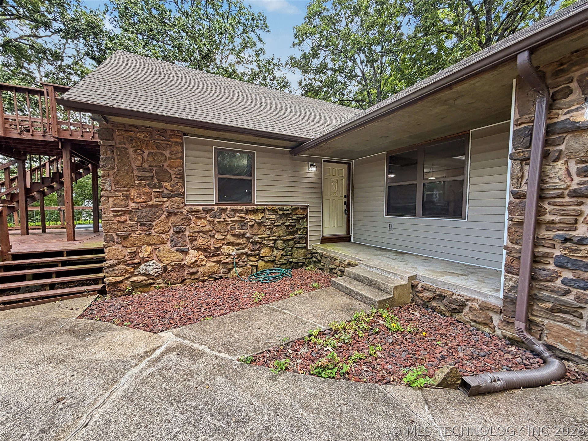 17589 Wedgewood Drive Property Photo 6