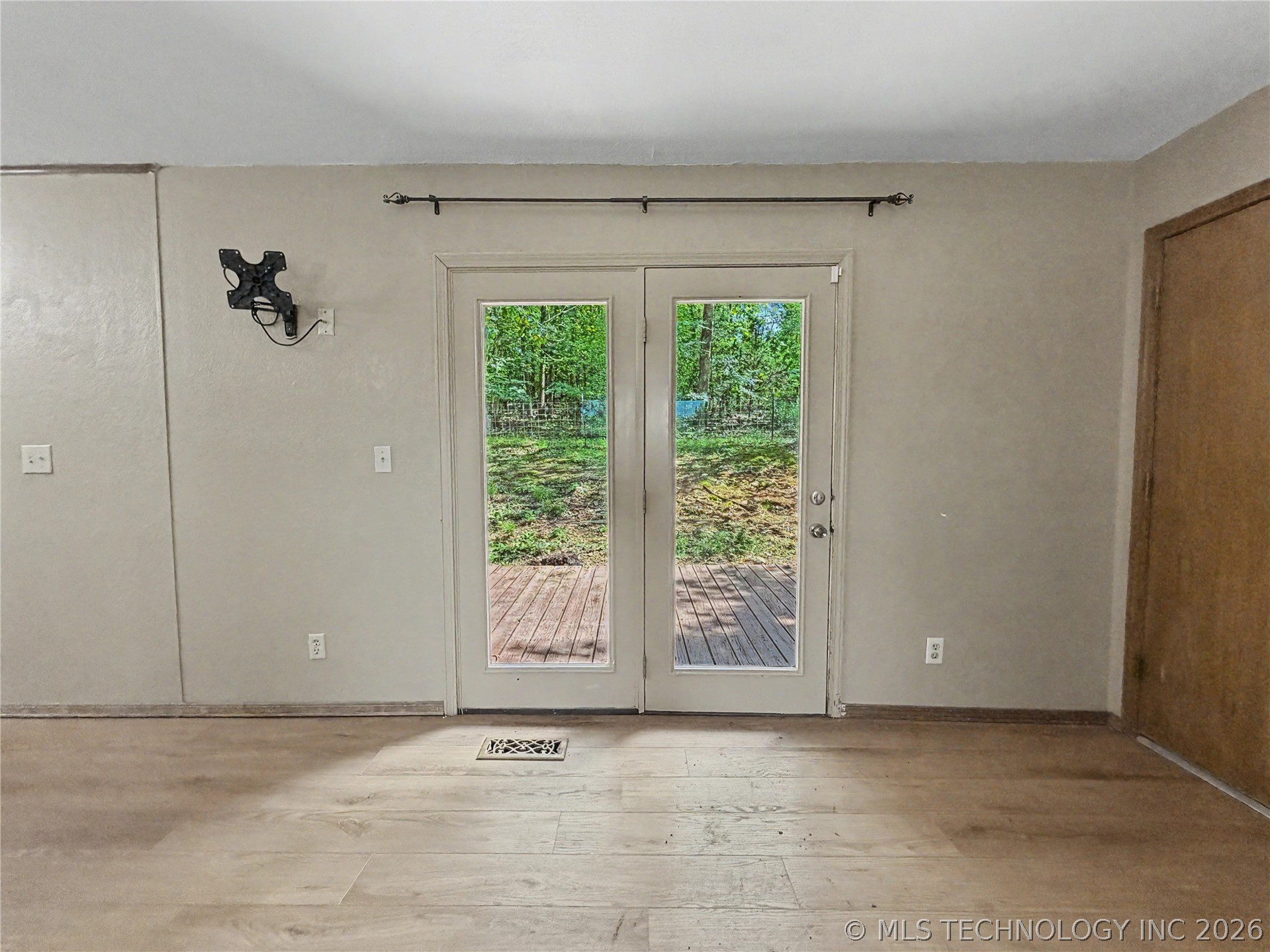 17589 Wedgewood Drive Property Photo 24