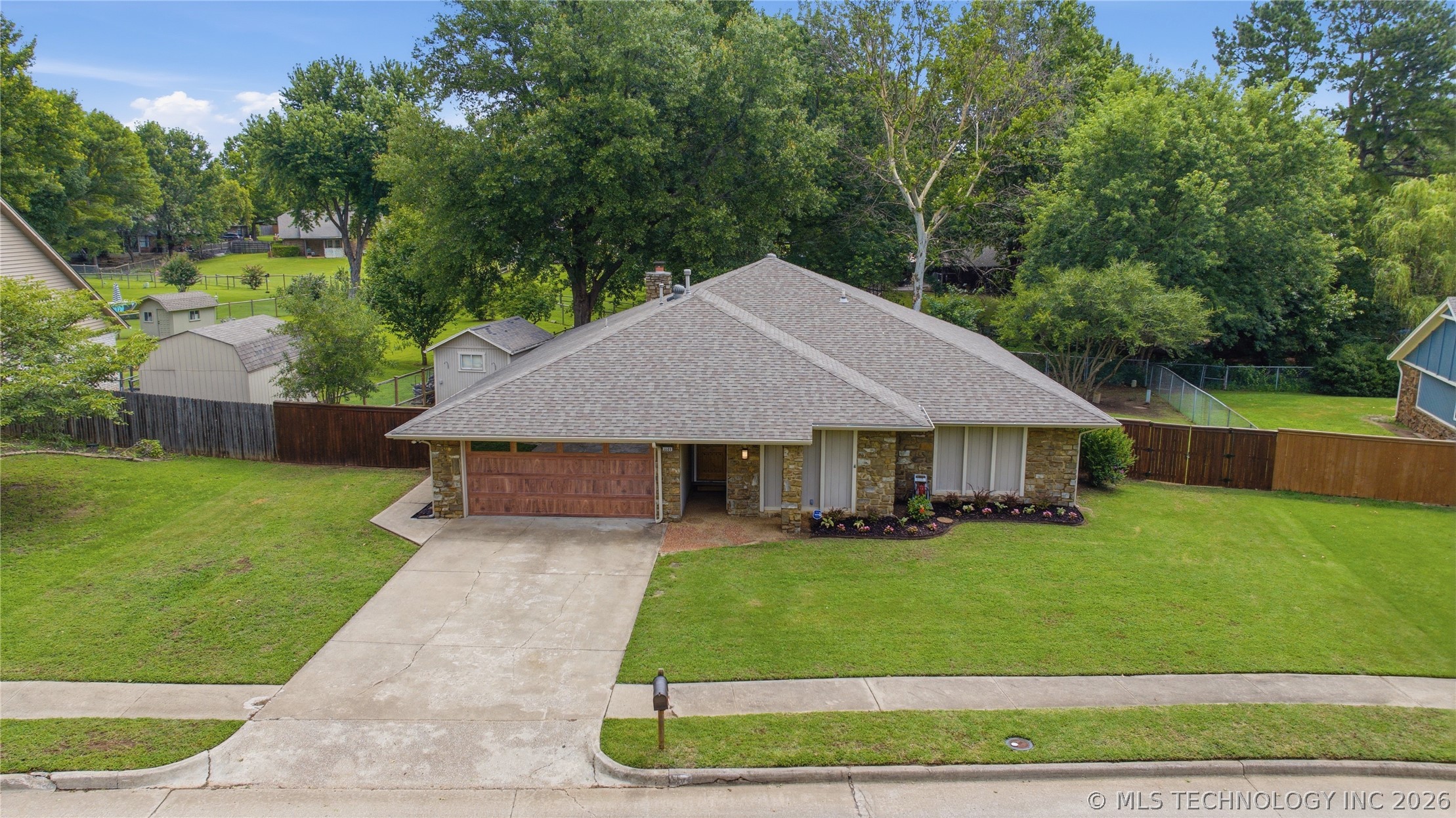 6609 S Redbud Avenue Property Photo 2