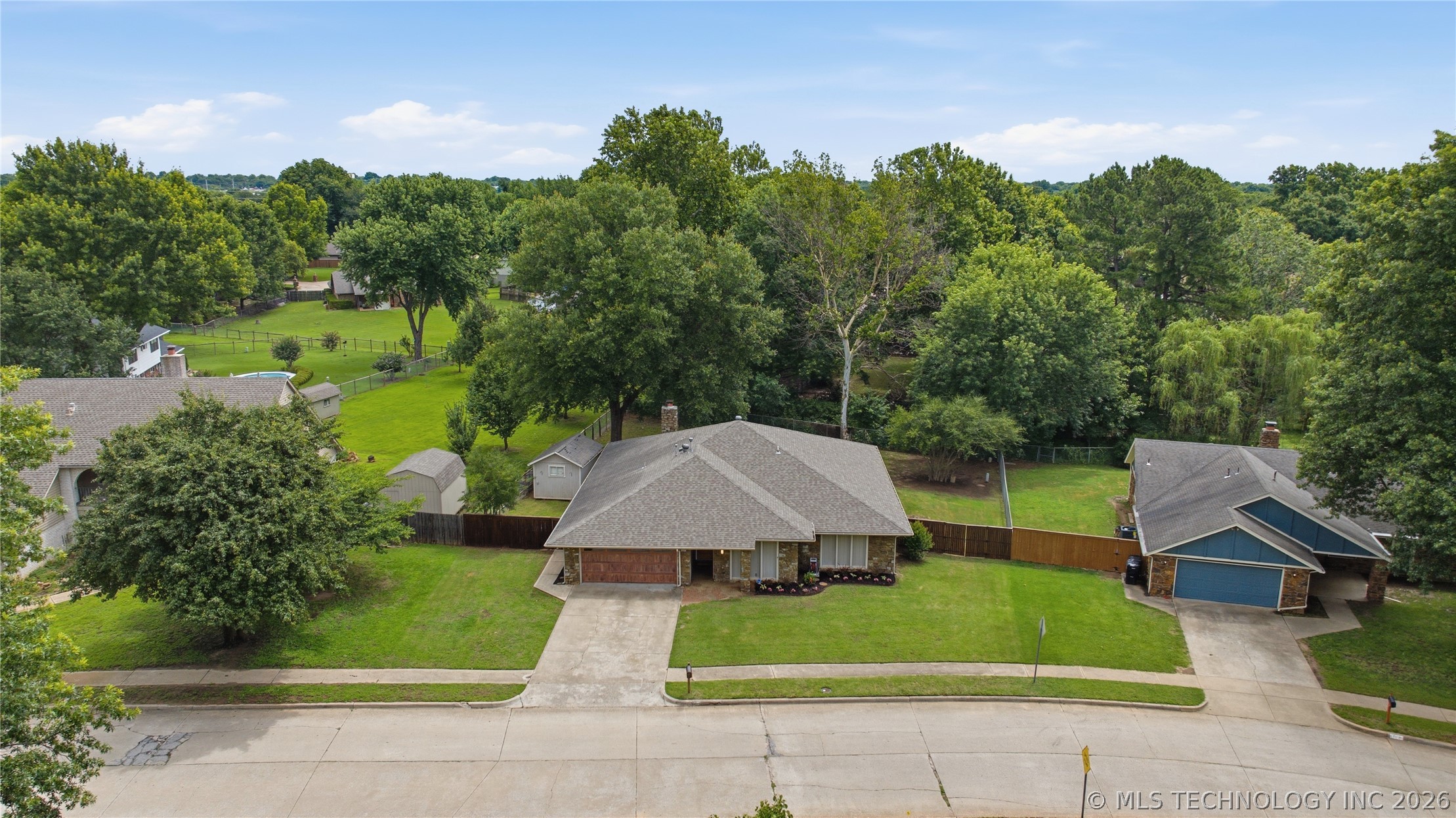 6609 S Redbud Avenue Property Photo 3
