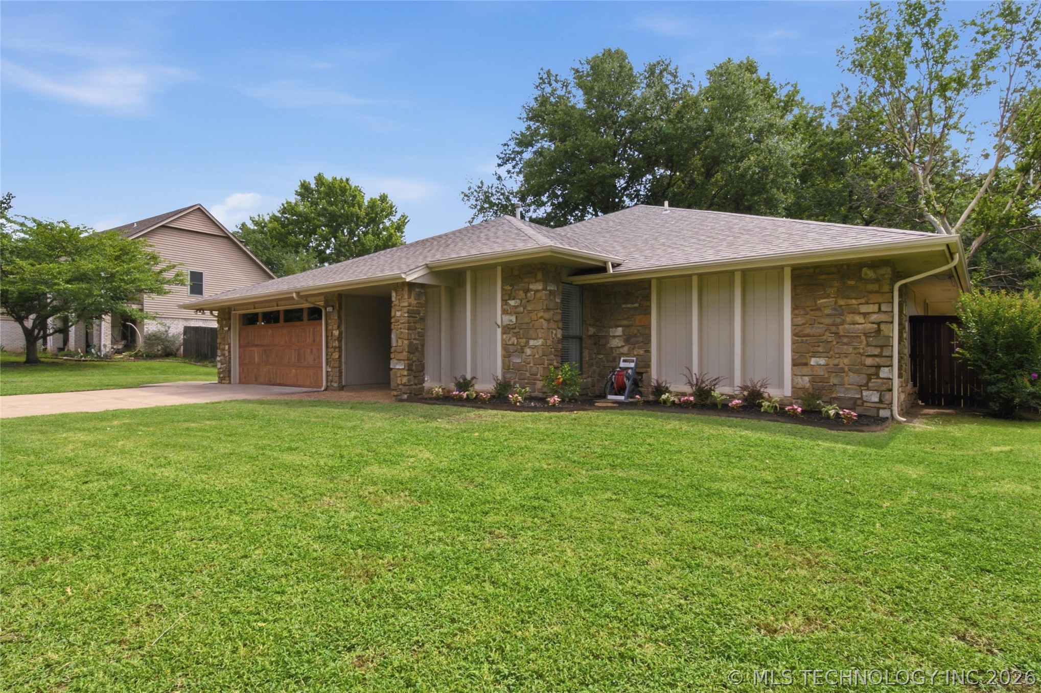 6609 S Redbud Avenue Property Photo 5