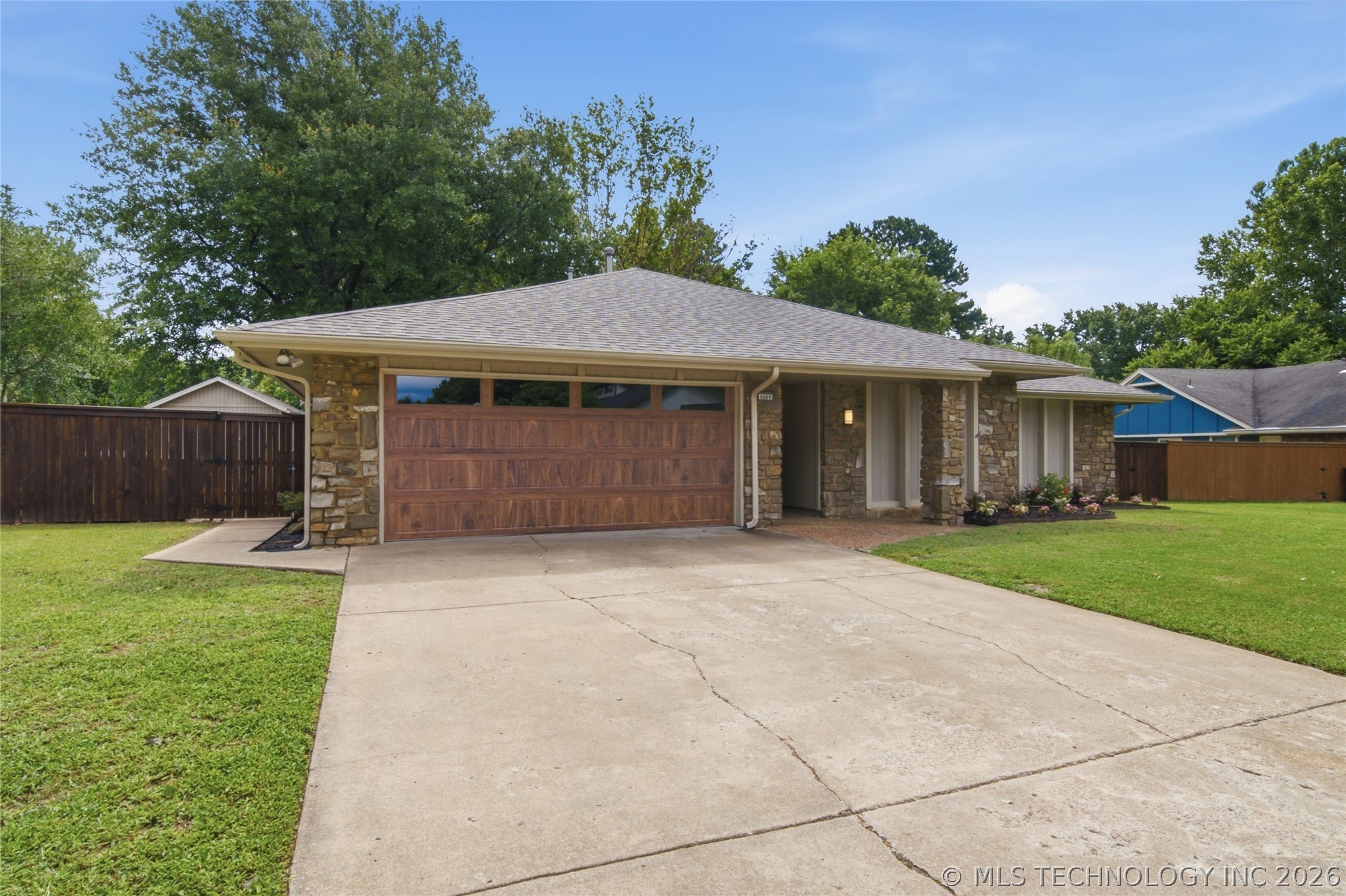 6609 S Redbud Avenue Property Photo 6